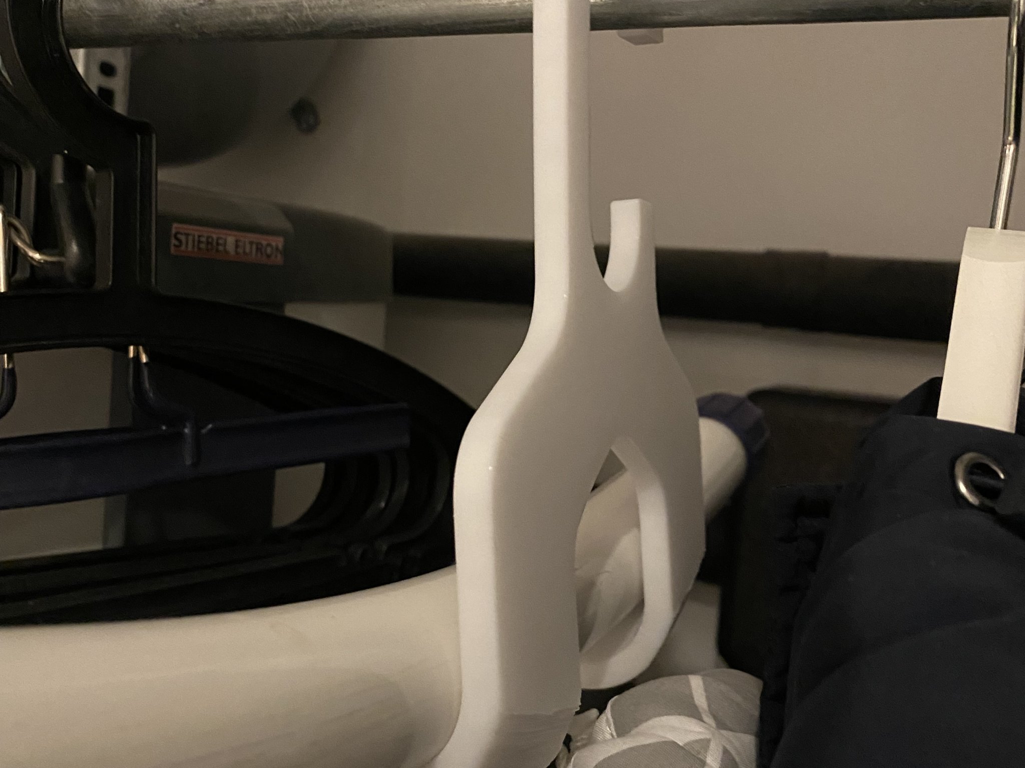 Giá treo bàn ủi cho phòng thay đồ