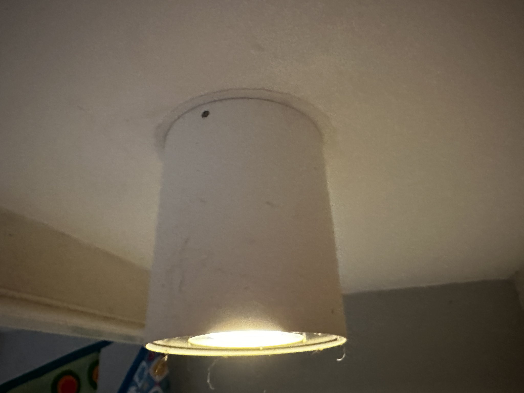 Nắp che lỗ đèn trần cho không gian sống