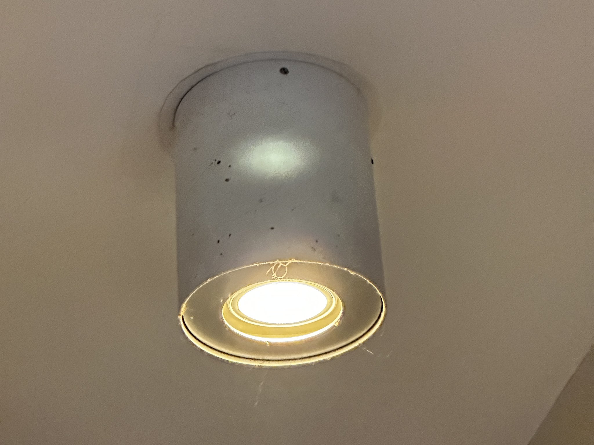 Nắp che lỗ đèn trần cho không gian sống