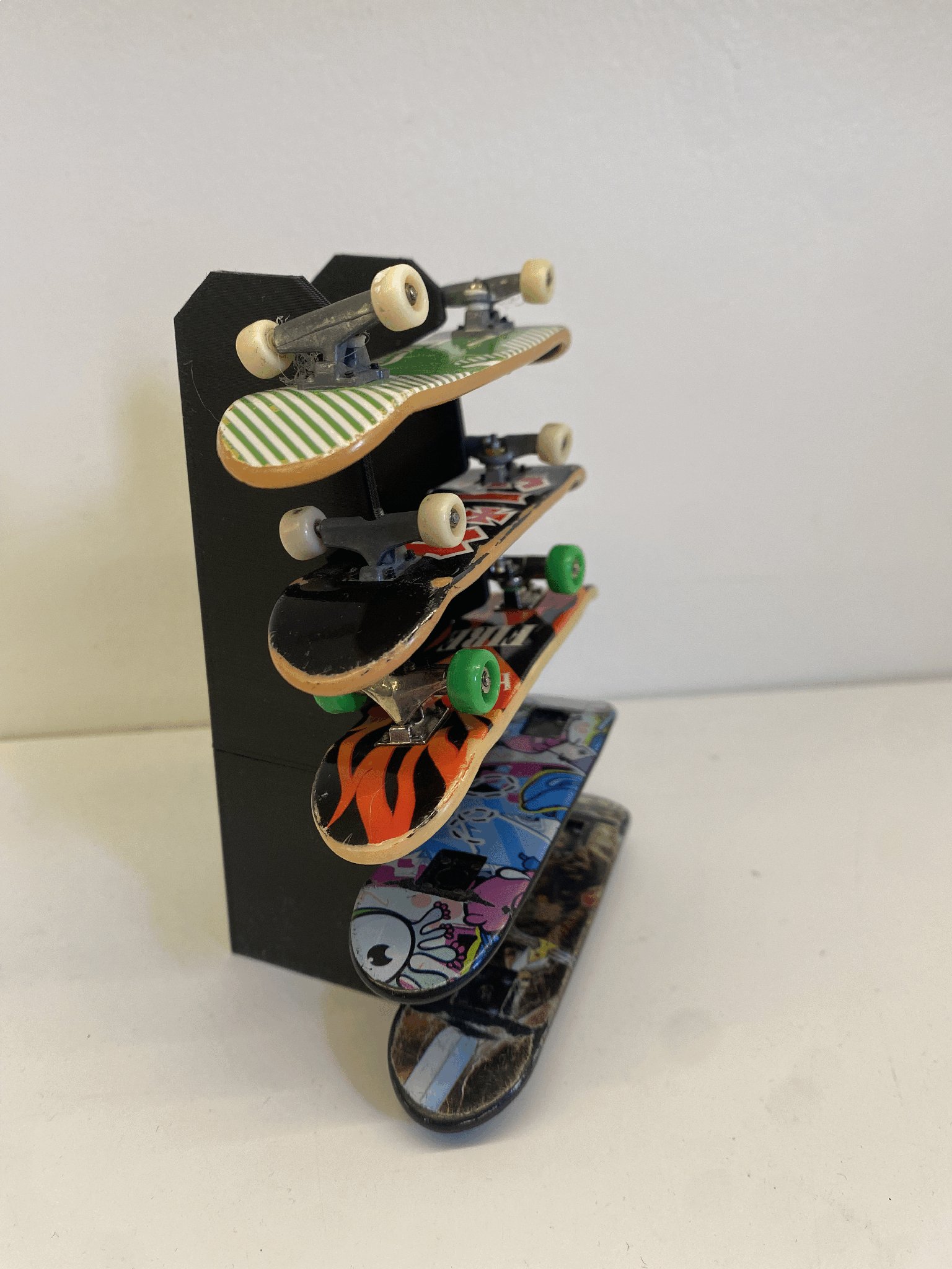 Giá đỡ mini skate tiện lợi cho không gian nhỏ