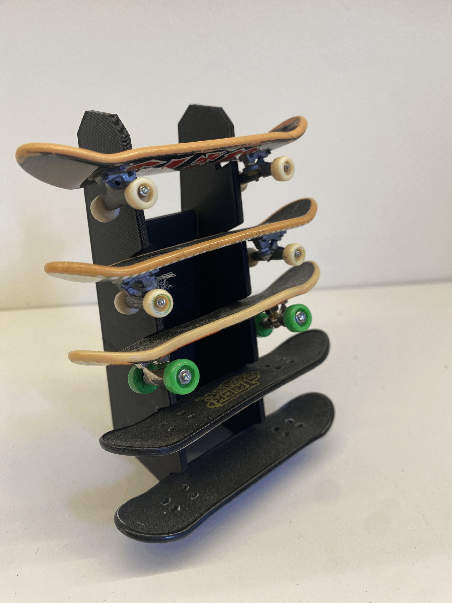 Giá đỡ mini skate tiện lợi cho không gian nhỏ