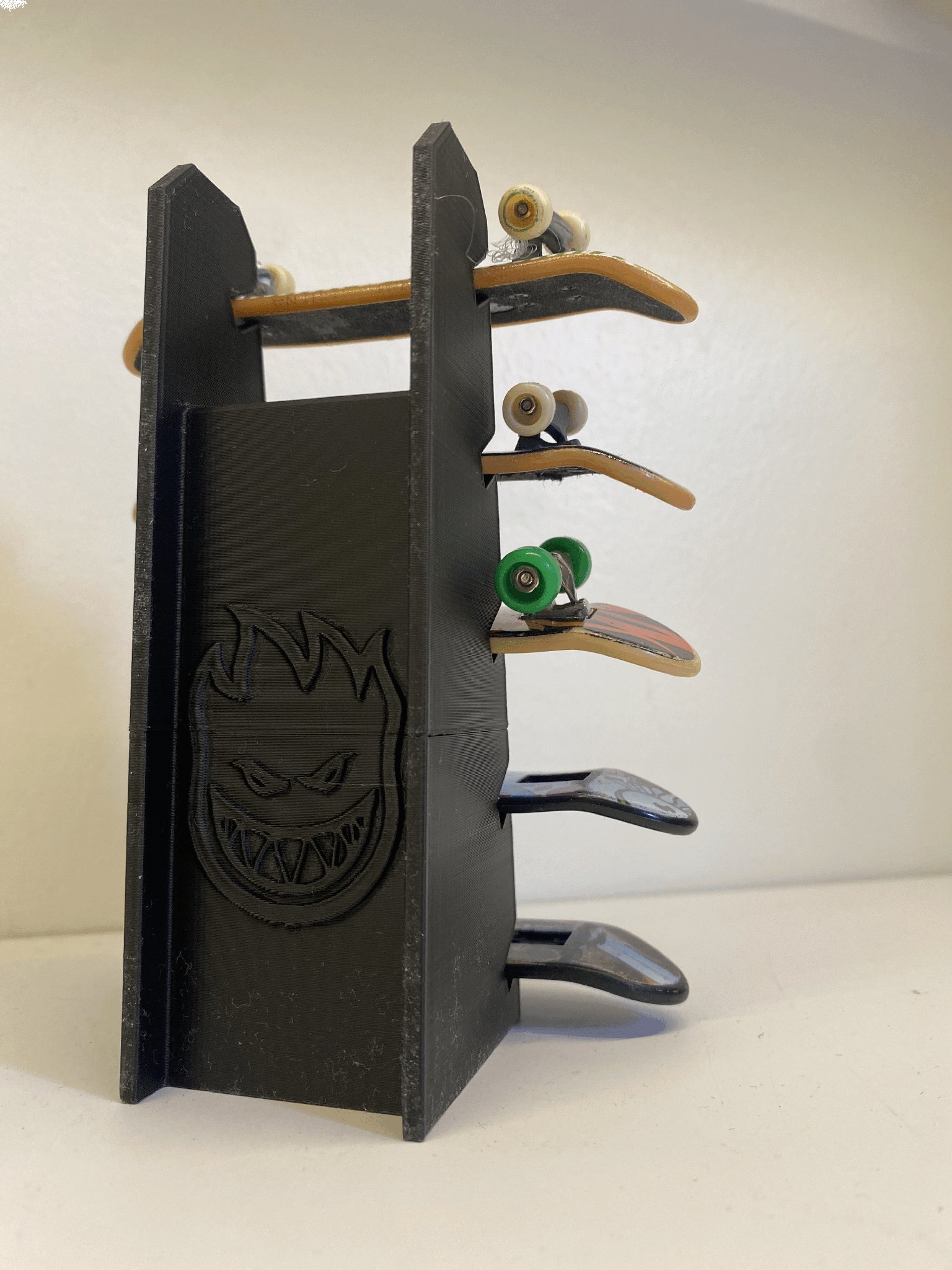 Giá đỡ mini skate tiện lợi cho không gian nhỏ