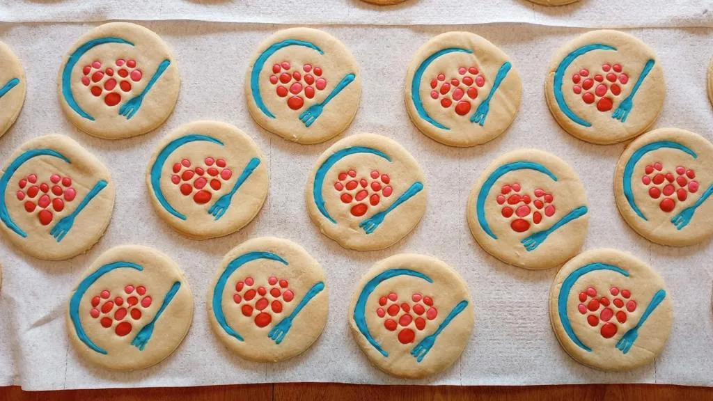 Cắt bánh quy hình logo ngân hàng thực phẩm