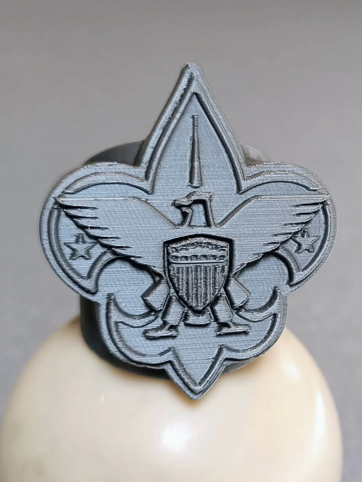 Biểu tượng woggle của Boy Scouts of America với logo 3D nhiều lớp