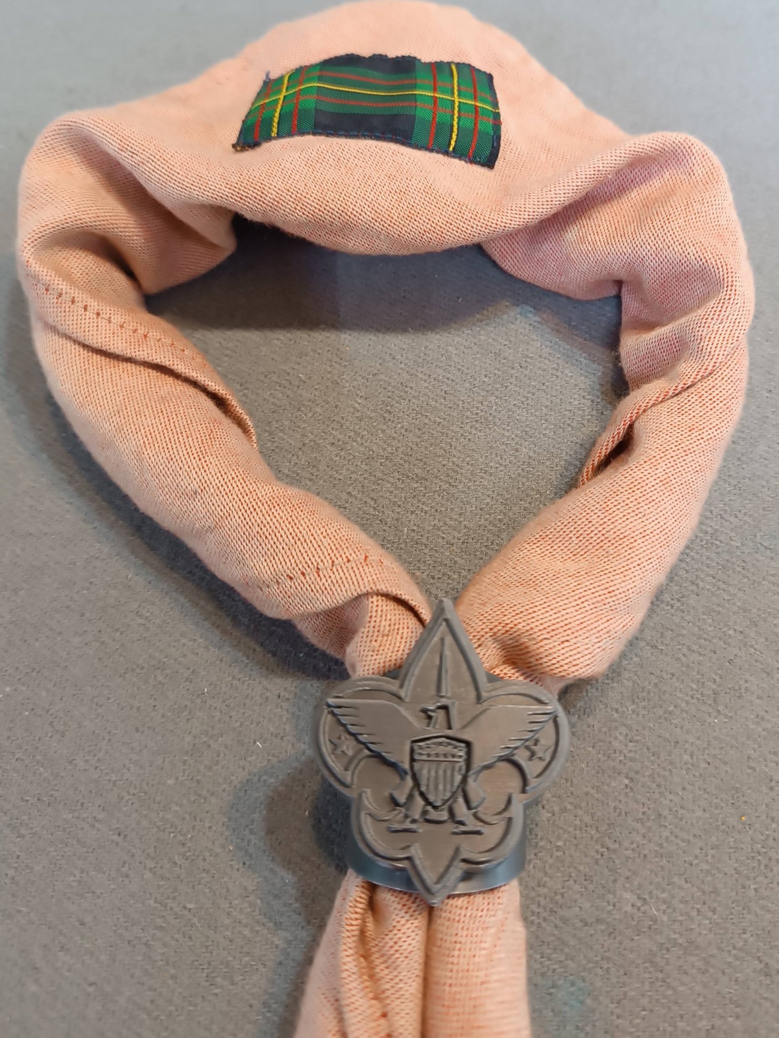 Biểu tượng woggle của Boy Scouts of America với logo 3D nhiều lớp