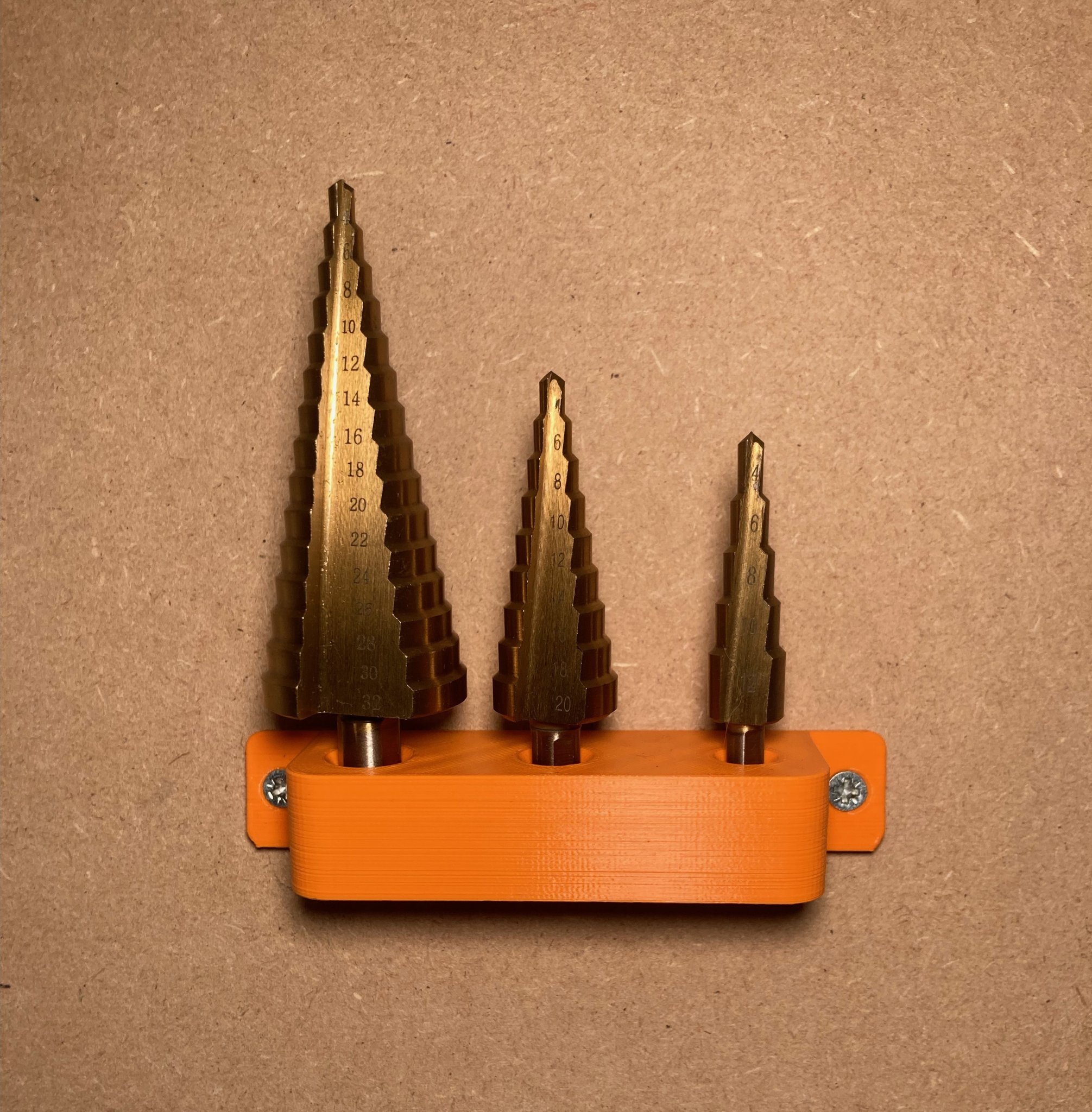 Giá đỡ khoan bậc gắn tường cho ba kích thước 10mm, 8mm và 6mm