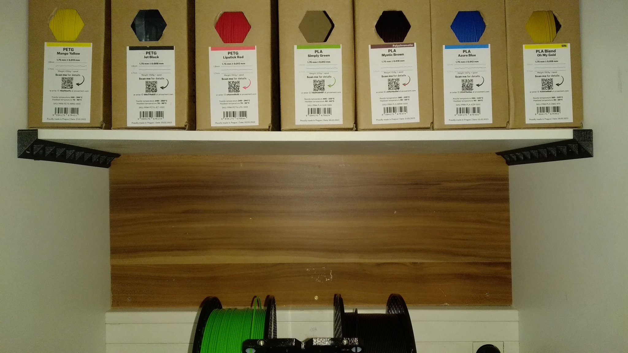 Giá đỡ kệ cho hộp máy in 3D trong xưởng