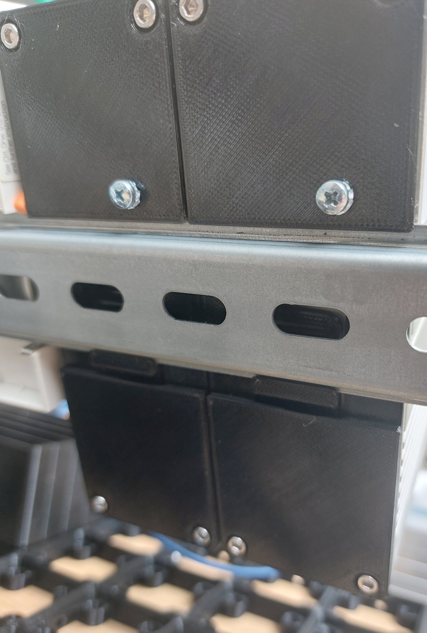 Bộ chuyển đổi DIN cho công tắc Teltonika TSW210