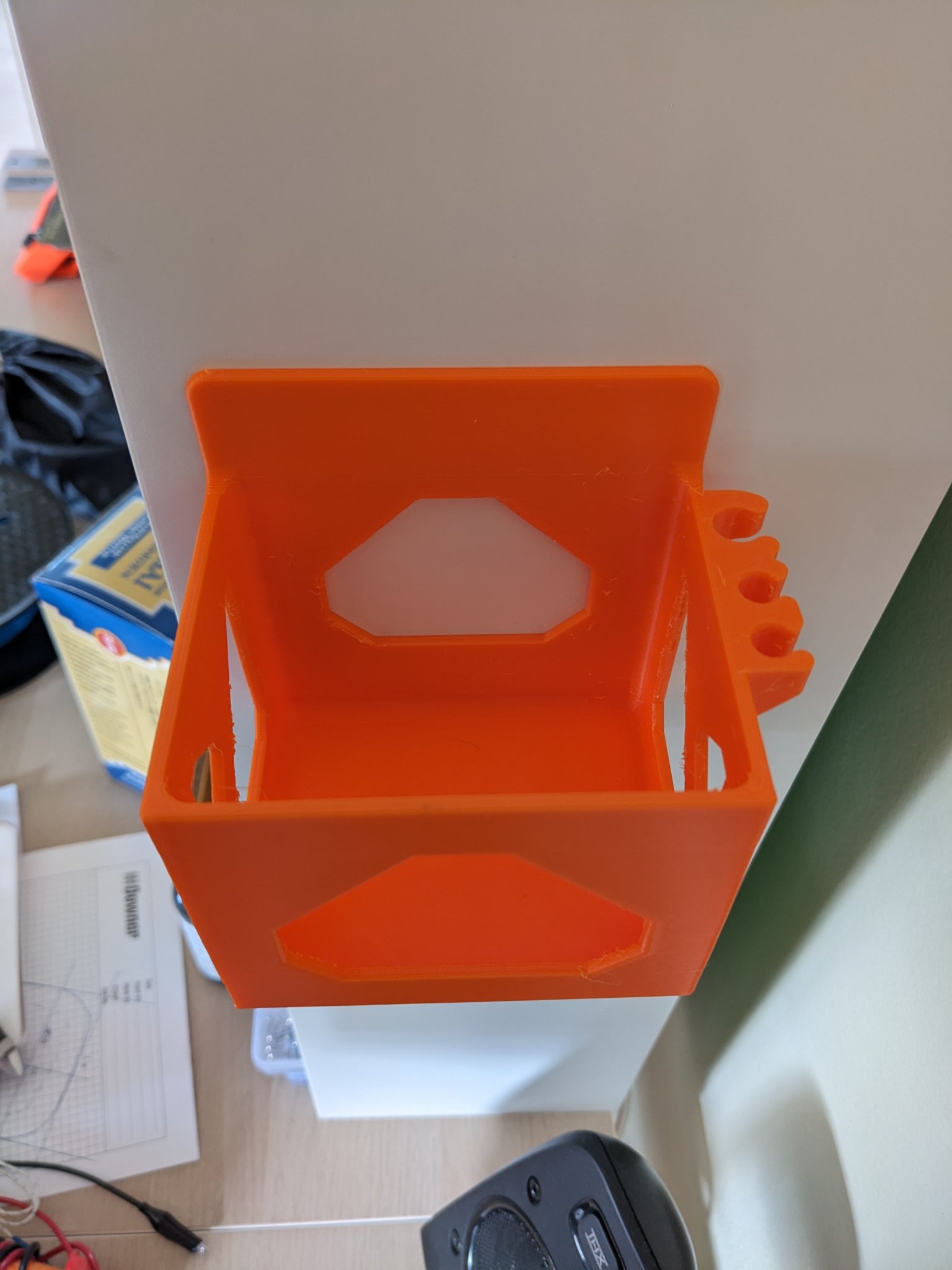 Giá đỡ đồng hồ vạn năng gắn tường kèm dây cáp