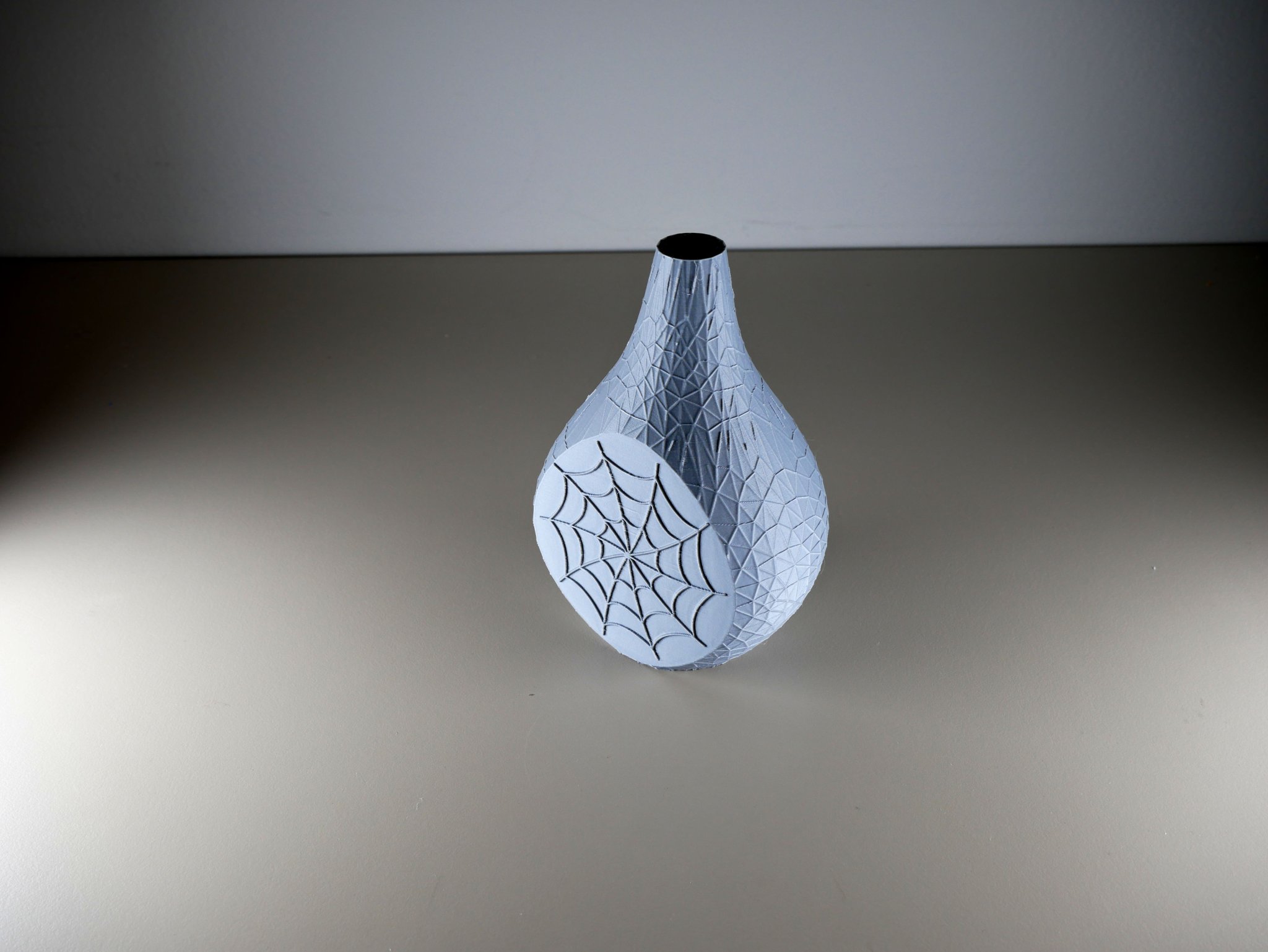 Bình hoa mạng nhện độc đáo cho lễ Halloween