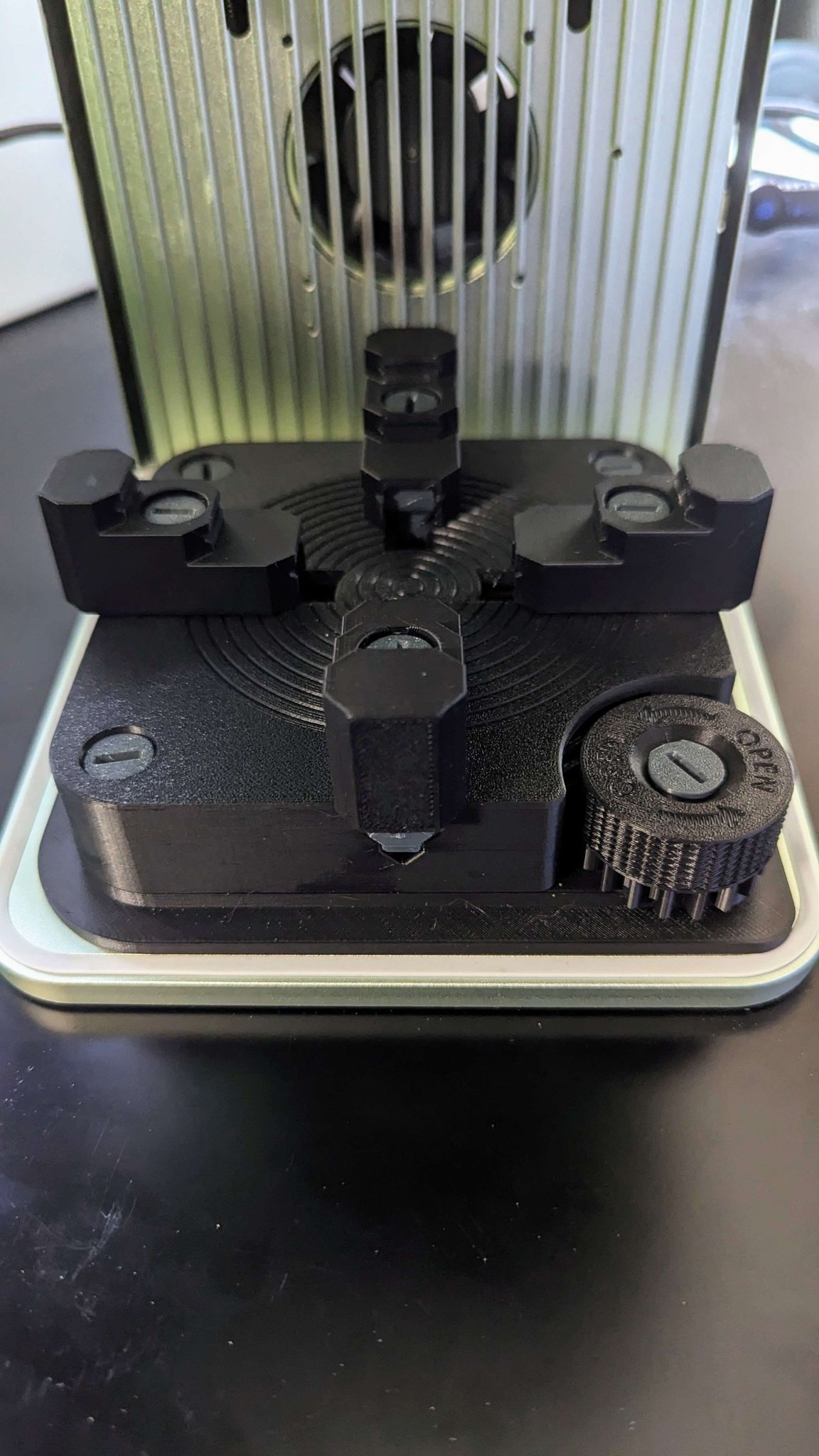 Giá đỡ xTool F1 Vise cải tiến cho lá chắn laser