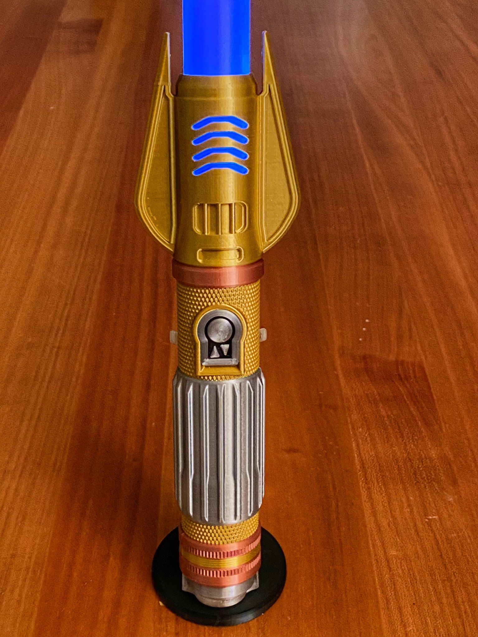 Biến thể kiếm ánh sáng FlangeSaber từ Hacksmith