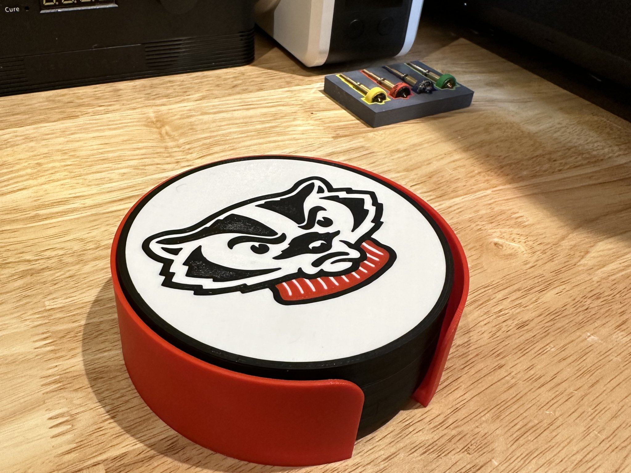 Đế lót ly UW-Madison với hình Bucky Badger và biểu tượng “W”