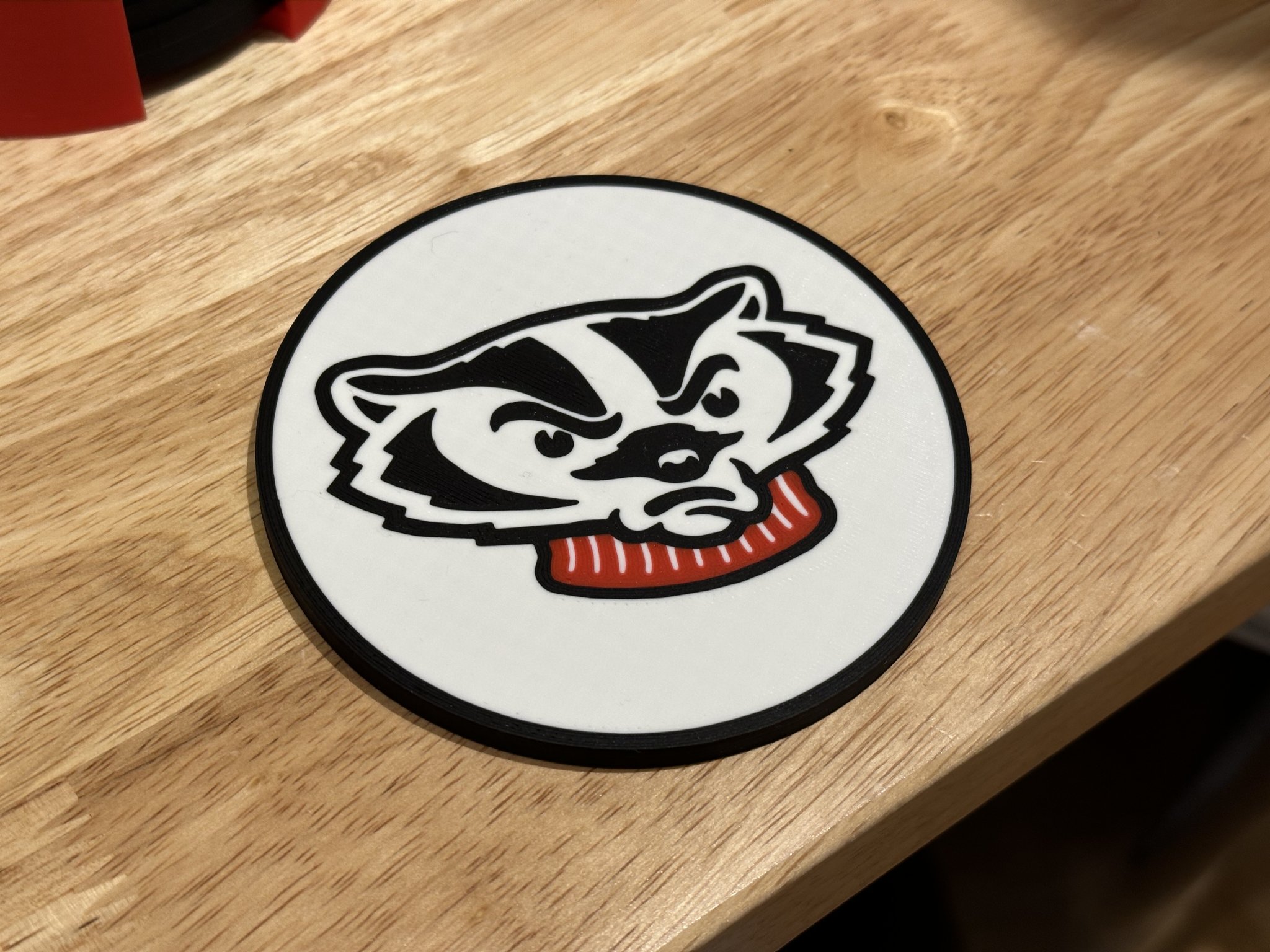 Đế lót ly UW-Madison với hình Bucky Badger và biểu tượng “W”