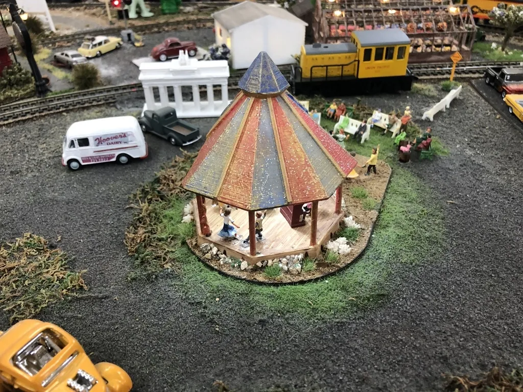 Bục biểu diễn mô hình tàu hỏa quy mô HO với đèn chiếu sáng