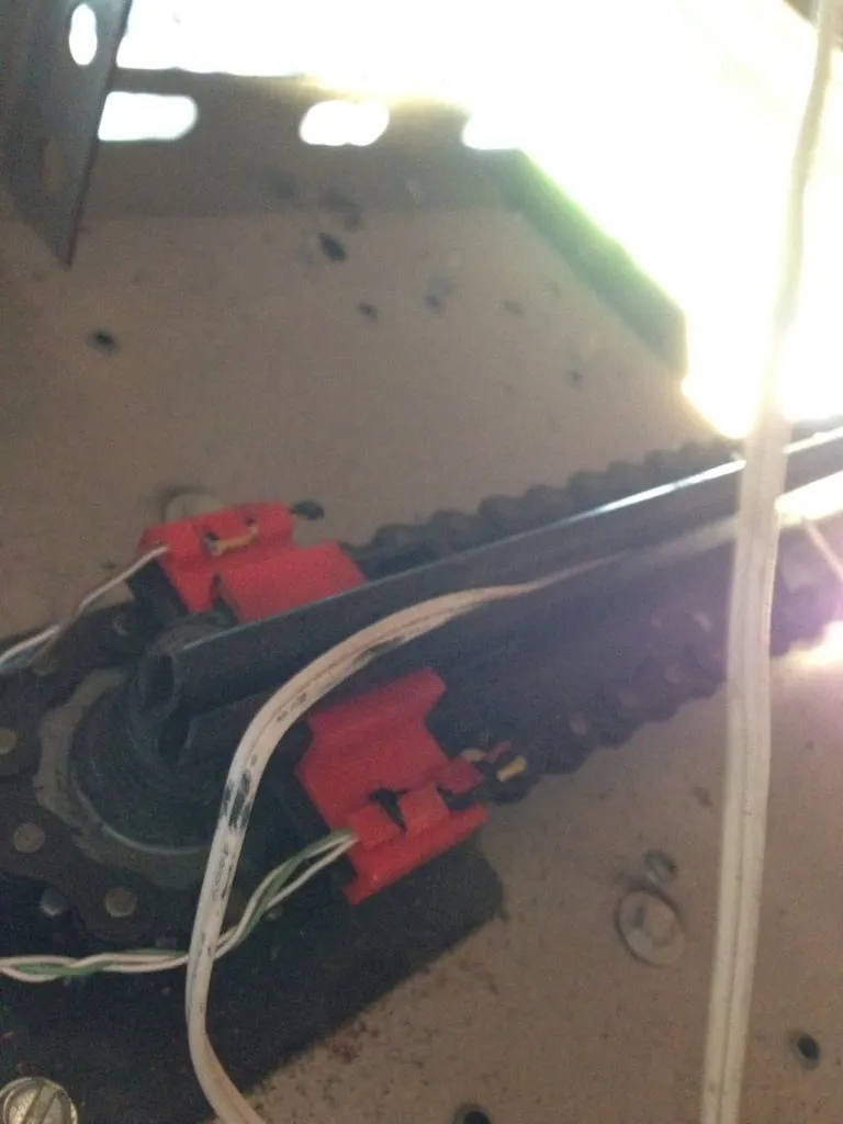 Cái kẹp cảm biến hiệu ứng Hall GarageMote cho bộ mở cửa gara...