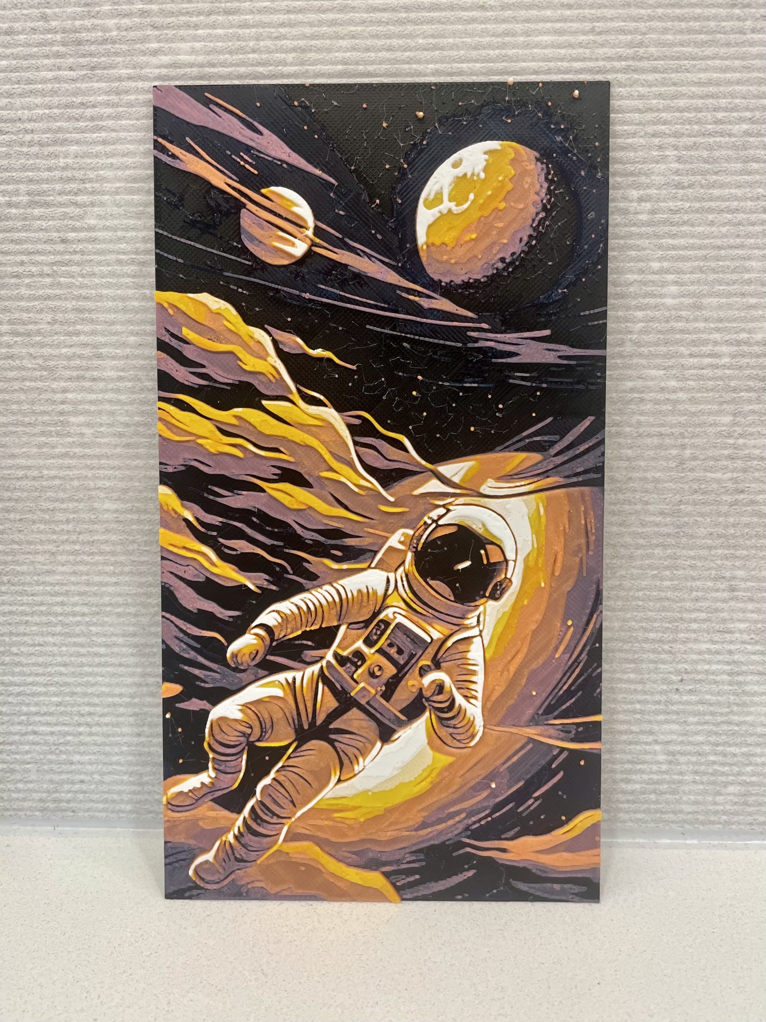 Phi hành gia đi dạo trong không gian với màu sắc sống động