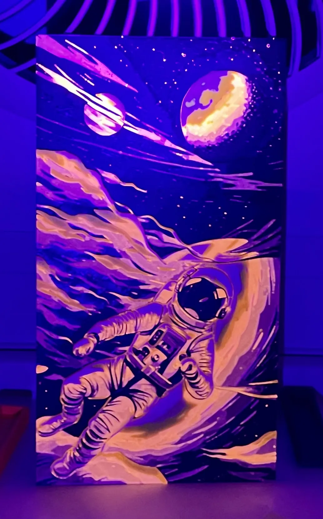 Phi hành gia đi dạo trong không gian với màu sắc sống động