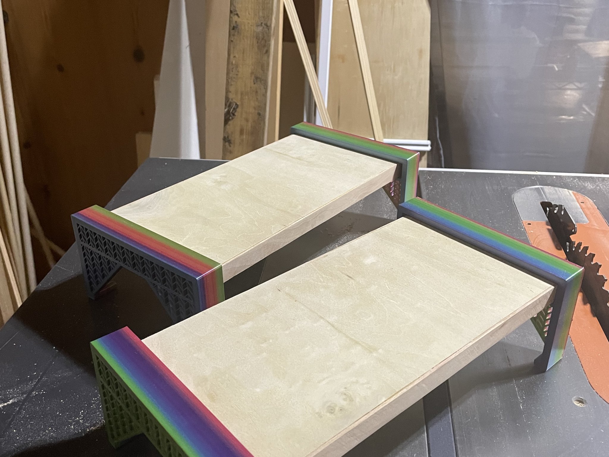 Chân đế màn hình với họa tiết chevron cho bảng gỗ