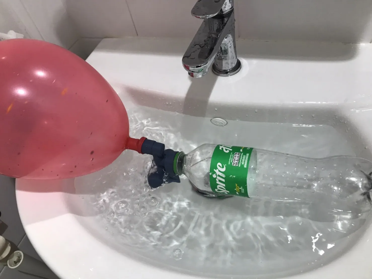 Thuyền làm từ nắp chai và bóng bay