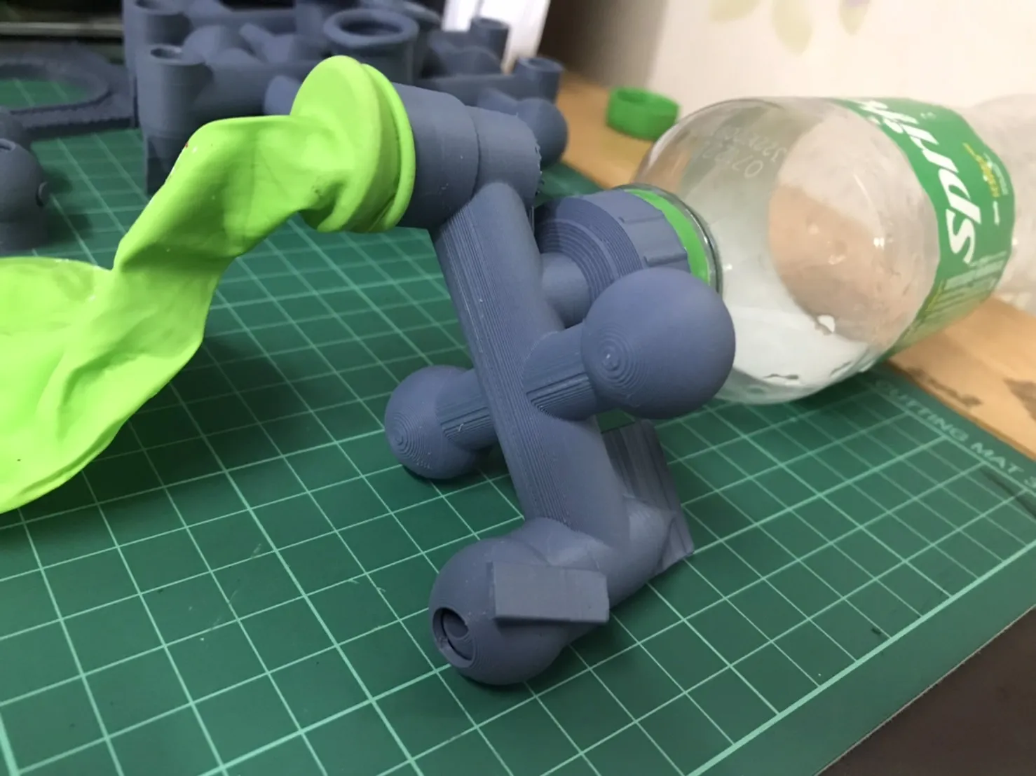 Thuyền làm từ nắp chai và bóng bay