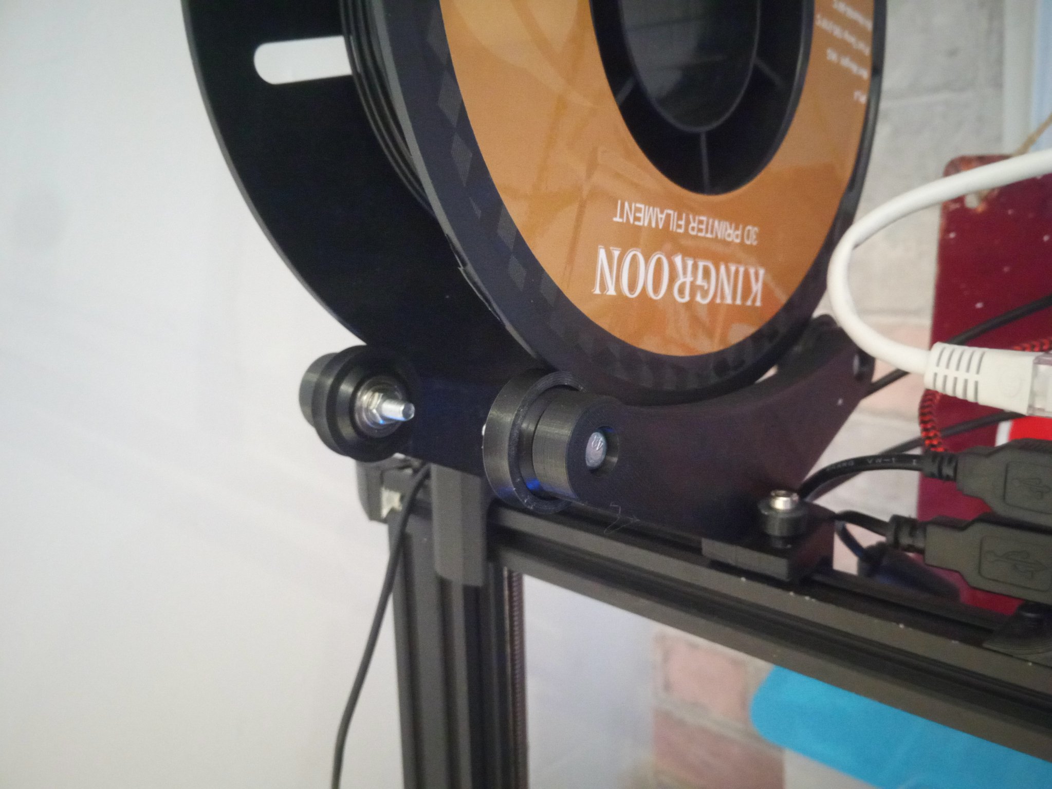 Giá đỡ cuộn K8200 với bánh xe pom cho Ender 3 Pro