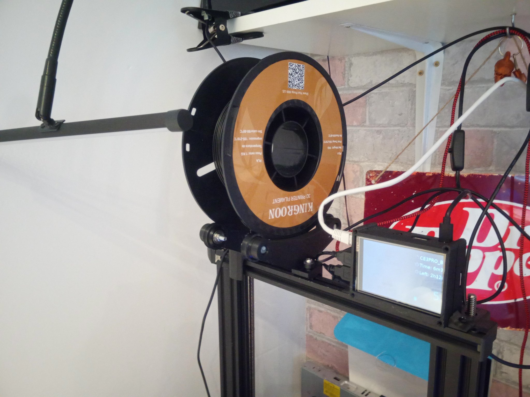 Giá đỡ cuộn K8200 với bánh xe pom cho Ender 3 Pro