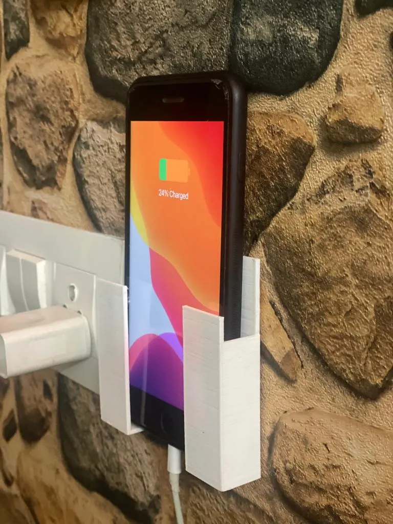 Giá đỡ di động gắn tường tiện lợi gần ổ cắm sạc