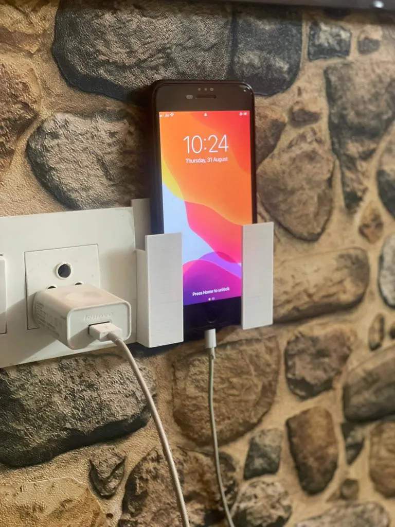 Giá đỡ di động gắn tường tiện lợi gần ổ cắm sạc