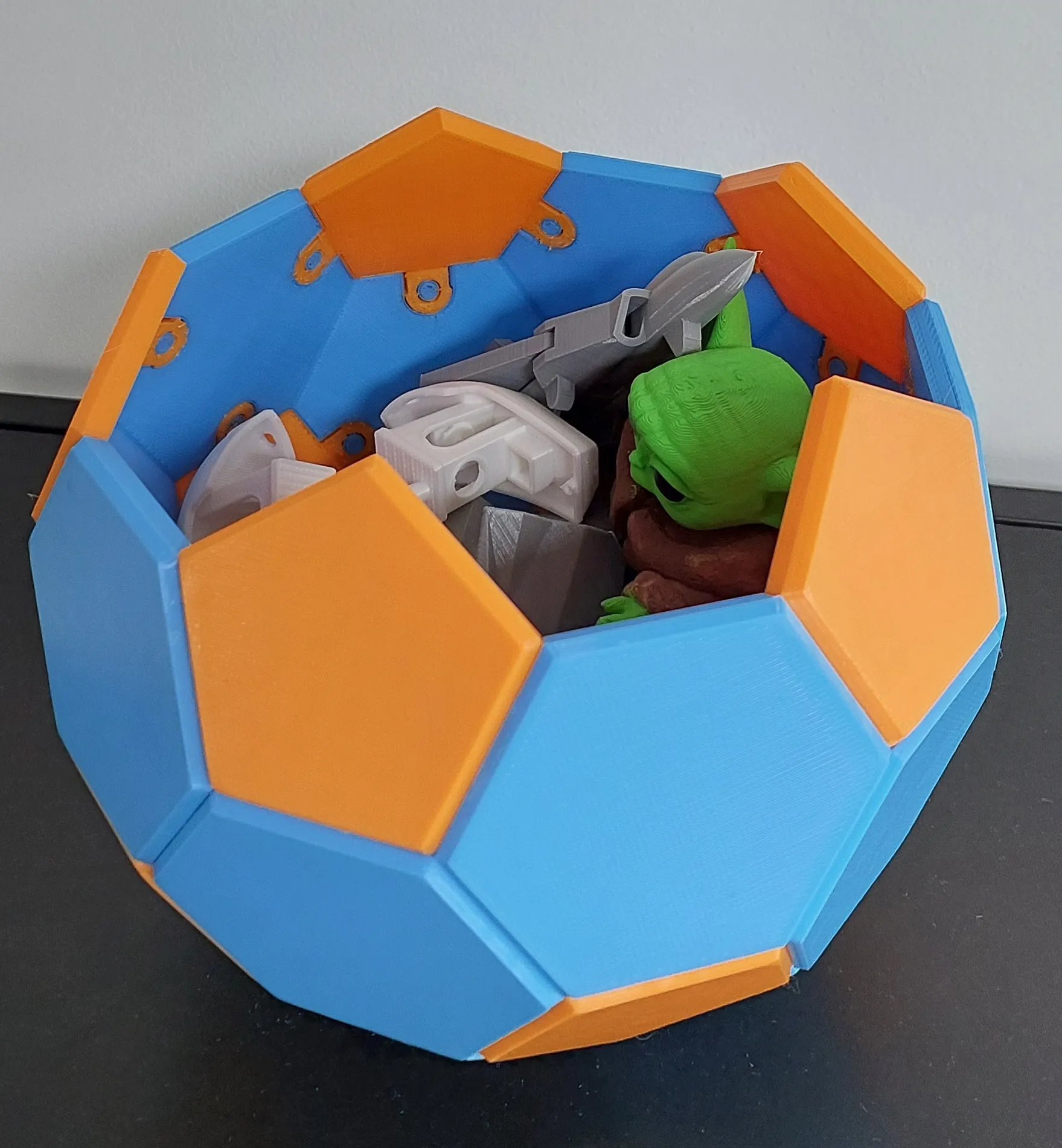 Hộp hình bóng đá với nắp mở phía trên cho đồ chơi trẻ em