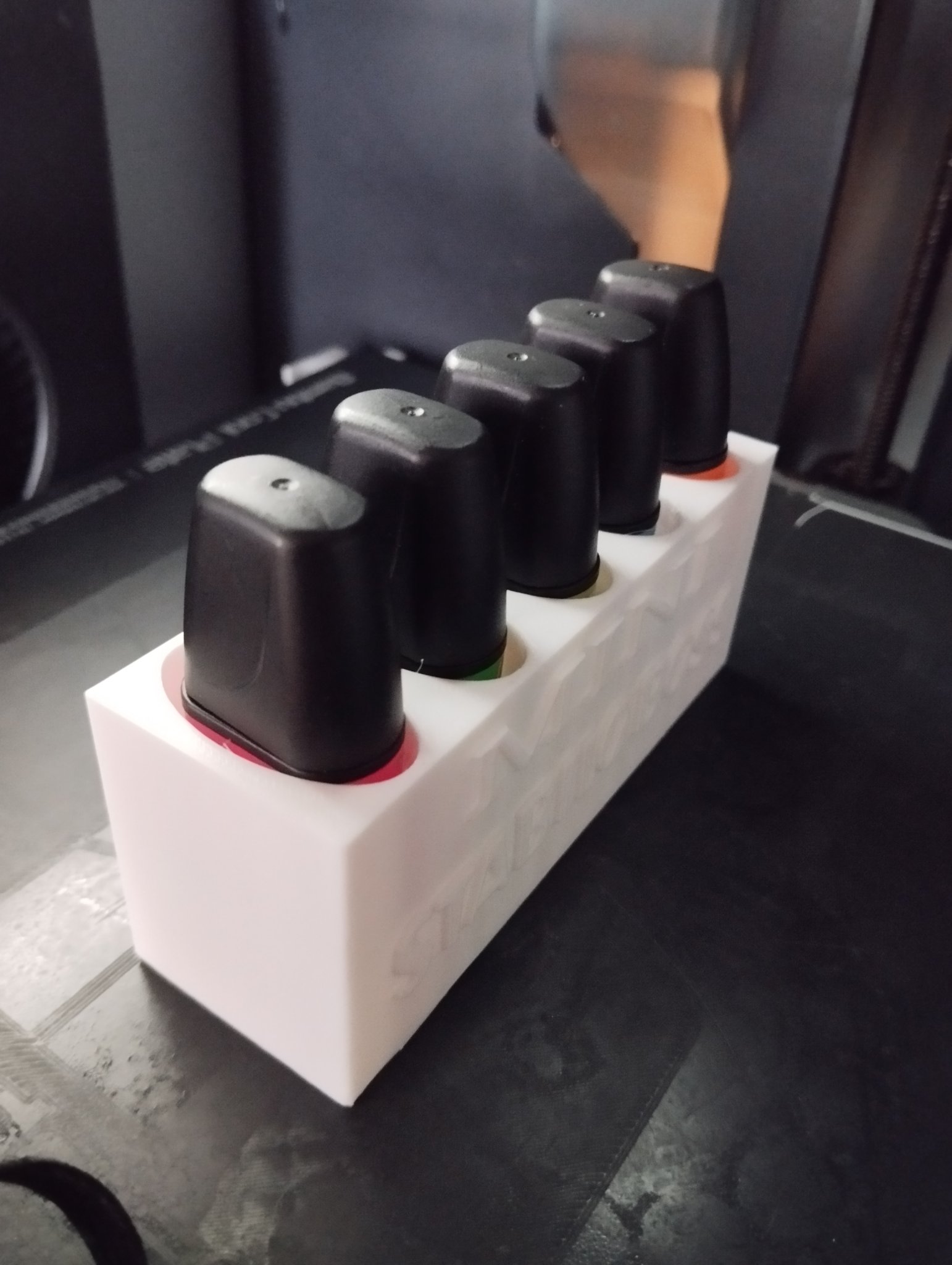 Giá đựng bút đánh dấu mini tiện lợi cho bàn làm việc