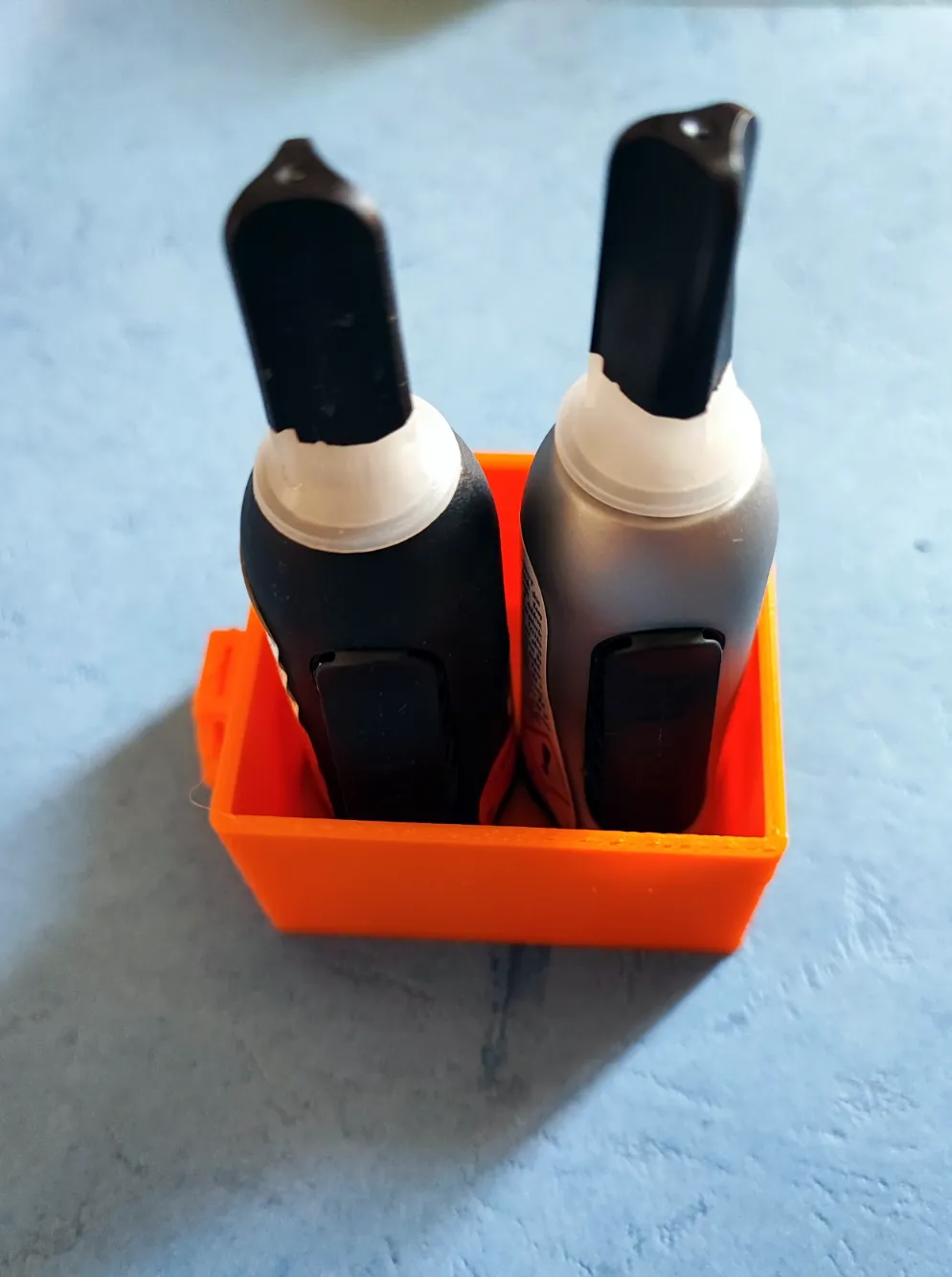 Giá đỡ hai chai keo cho tường lưu trữ tổ ong