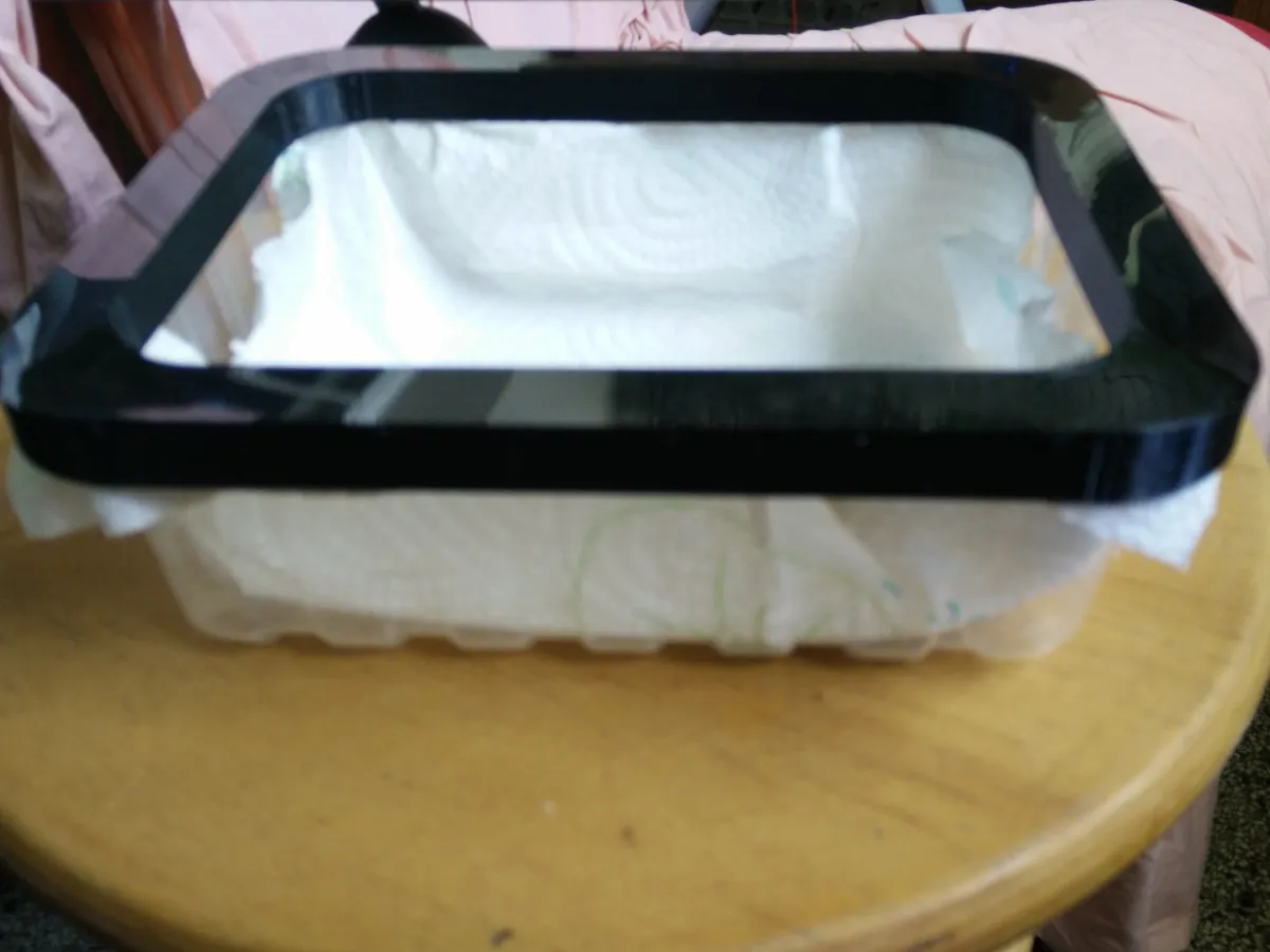 Khung giữ khăn bếp trong khay nhựa