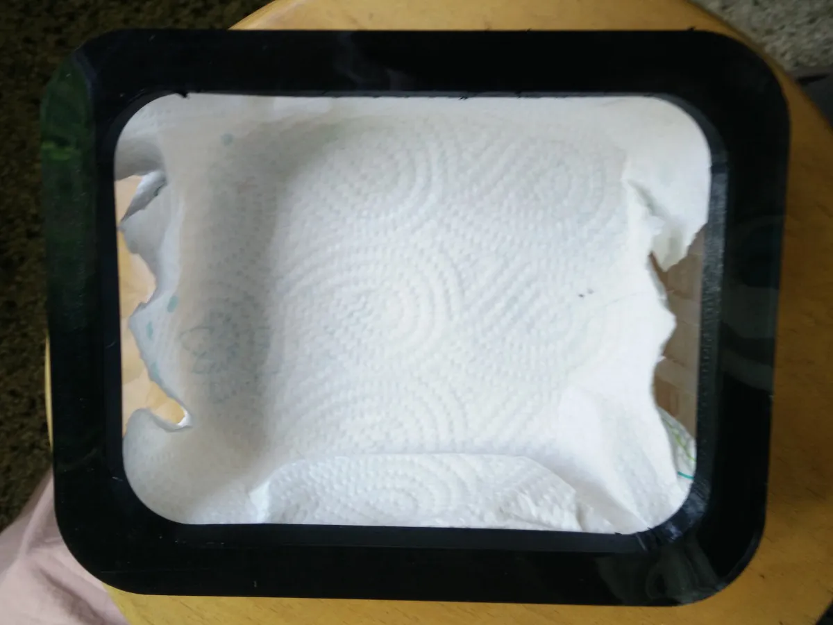 Khung giữ khăn bếp trong khay nhựa