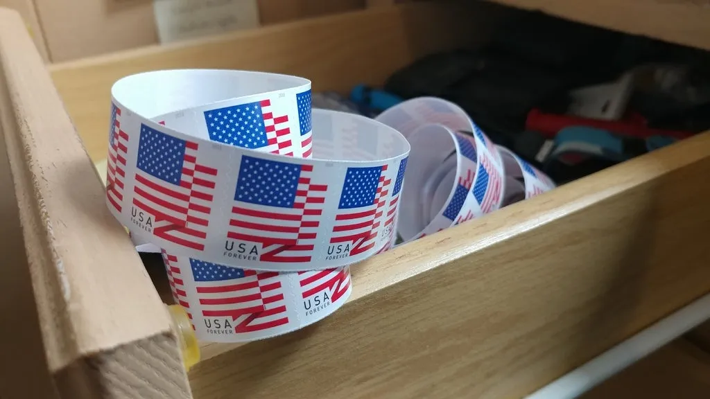 Máy phân phát tem bưu chính dạng cuộn