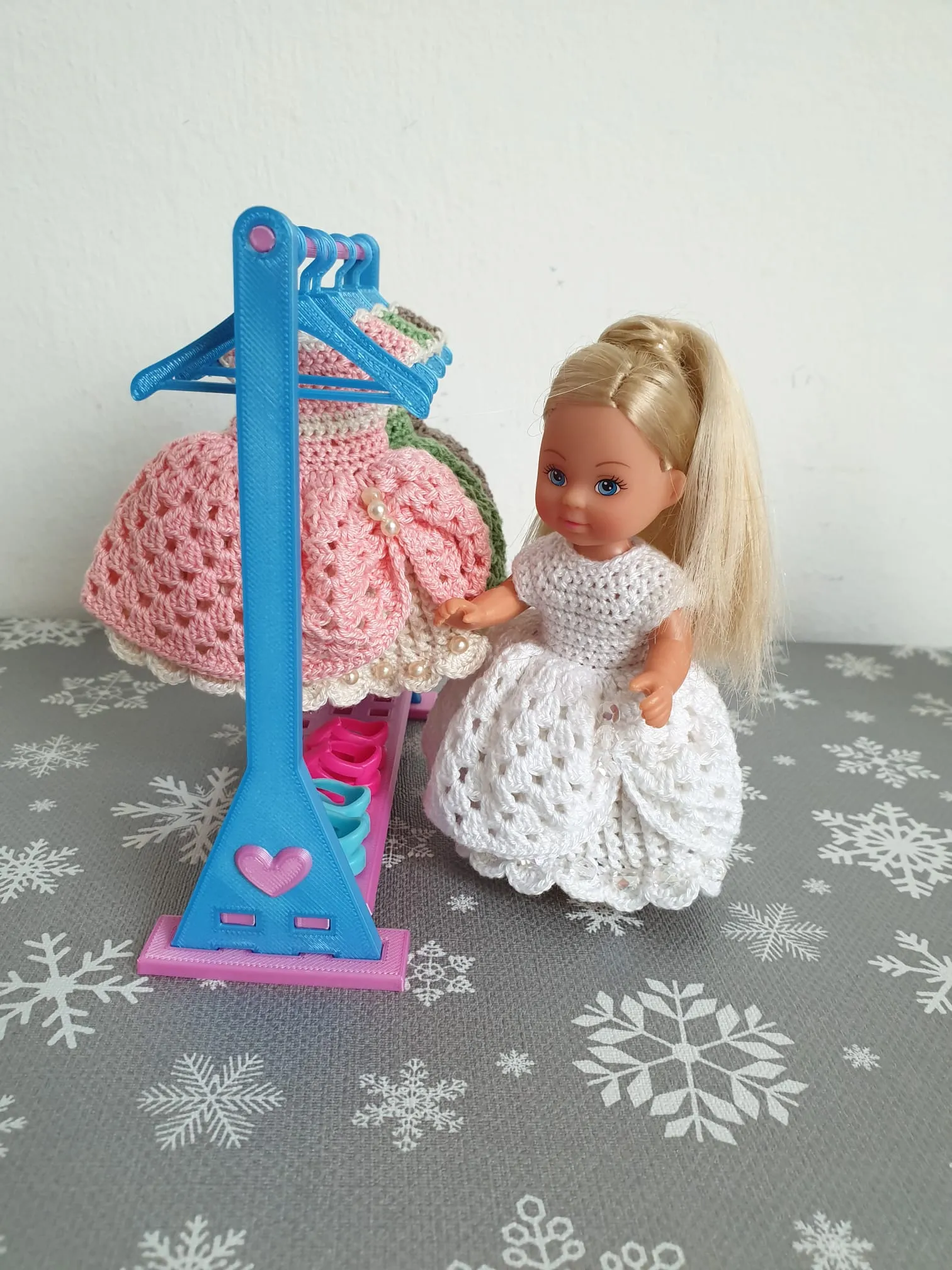 Móc áo với hộp giày cho búp bê Evi