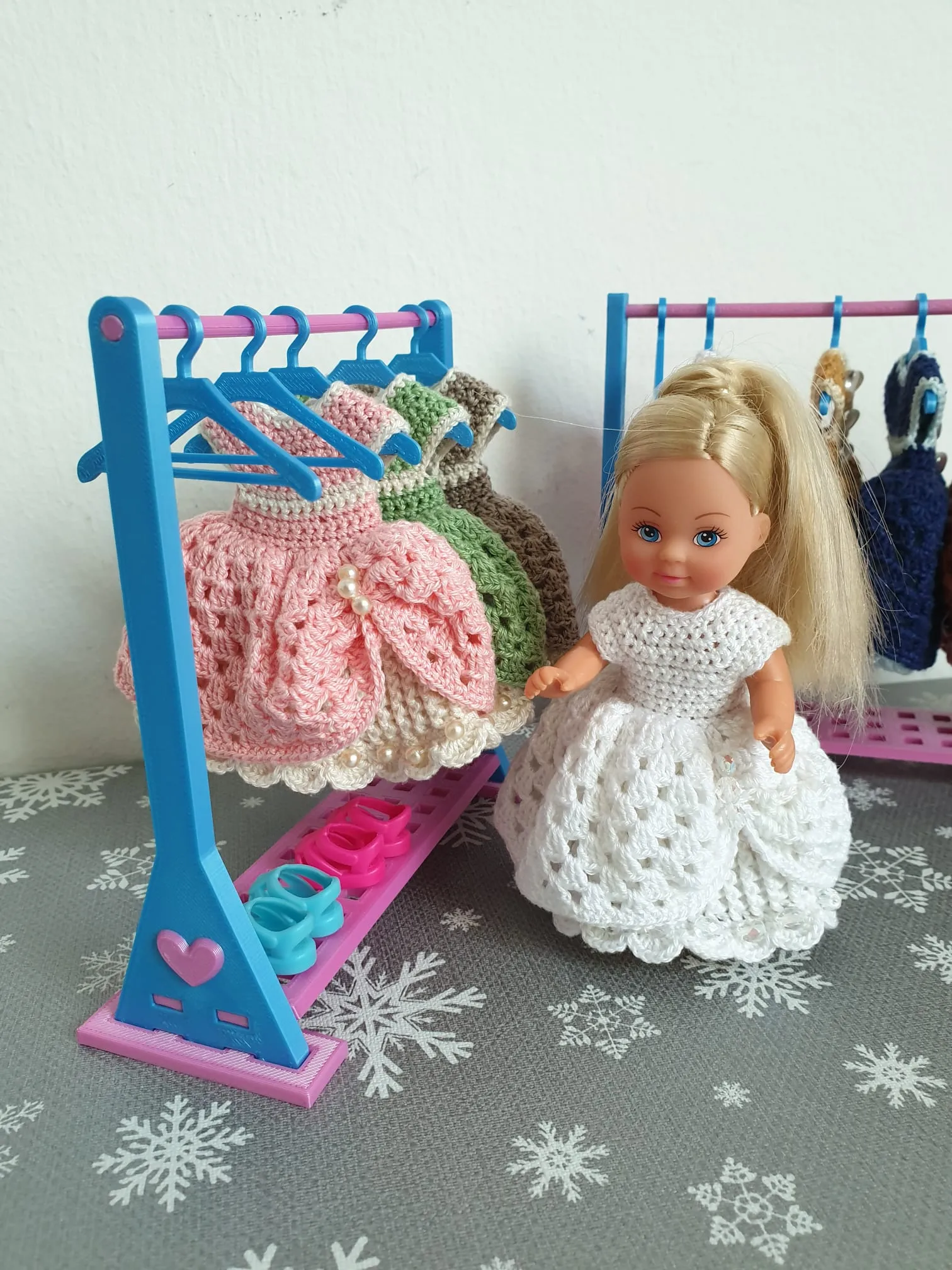 Móc áo với hộp giày cho búp bê Evi