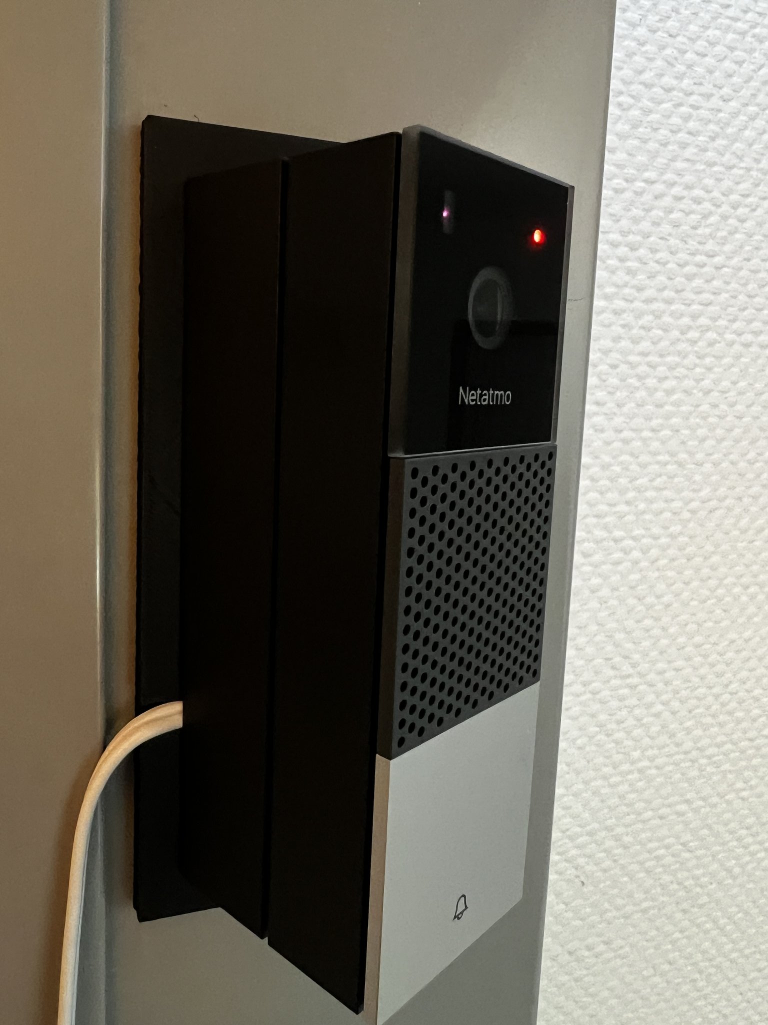 Bảng gắn video doorbell thông minh Netatmo sử dụng băng dính