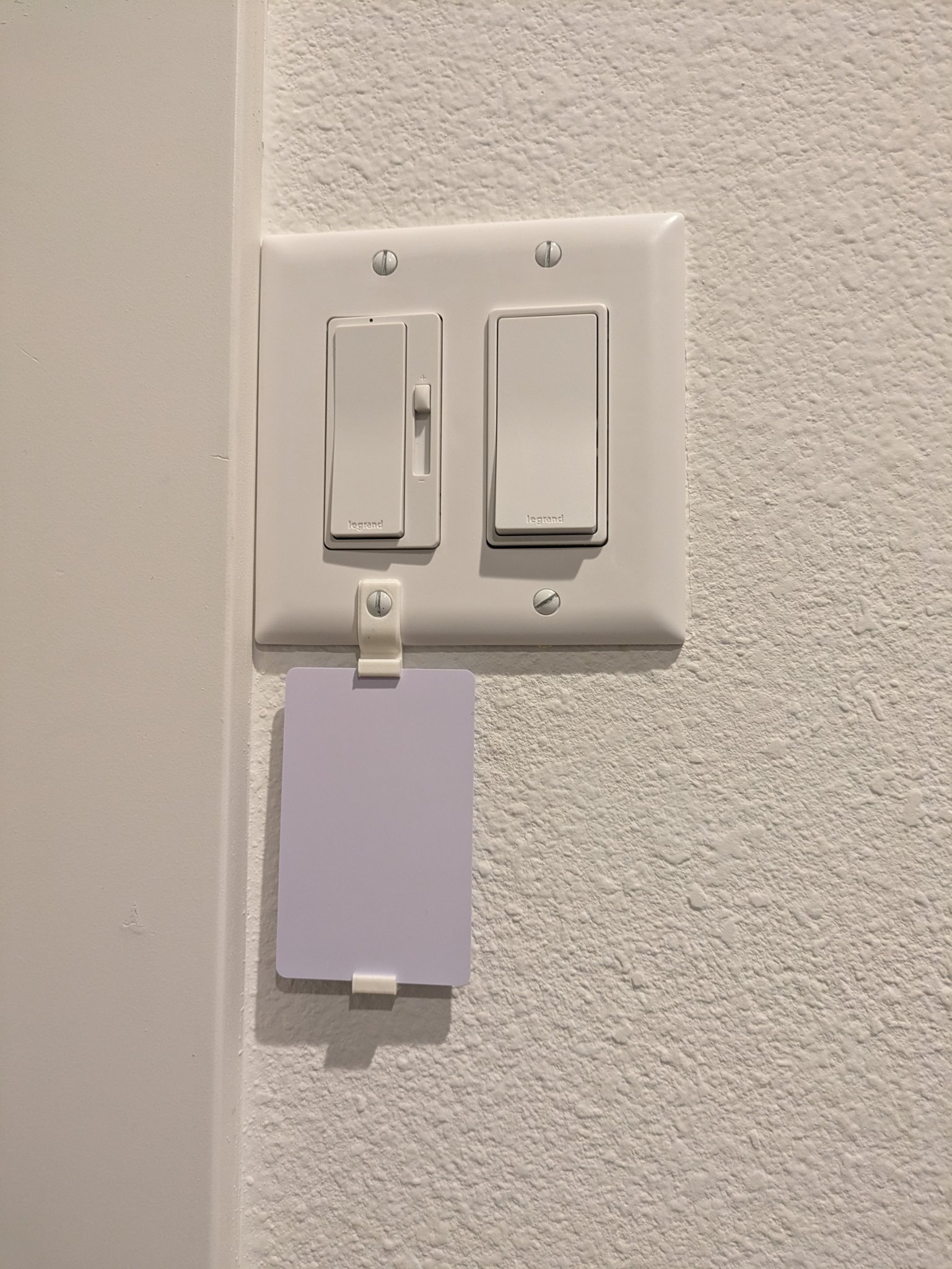 Giá đỡ thẻ NFC bên cạnh công tắc đèn