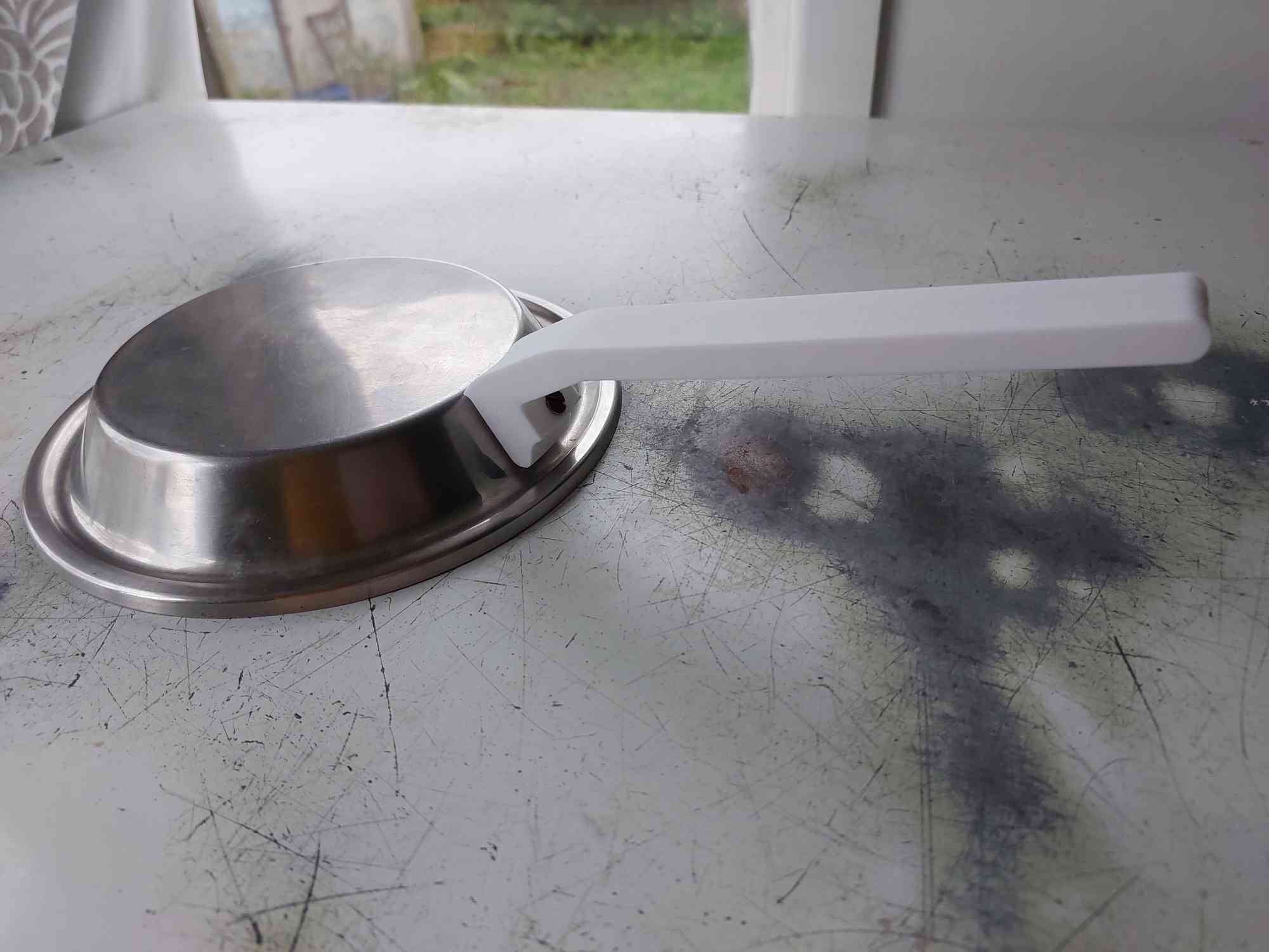 Tay cầm cho nắp nồi bị thiếu tay cầm