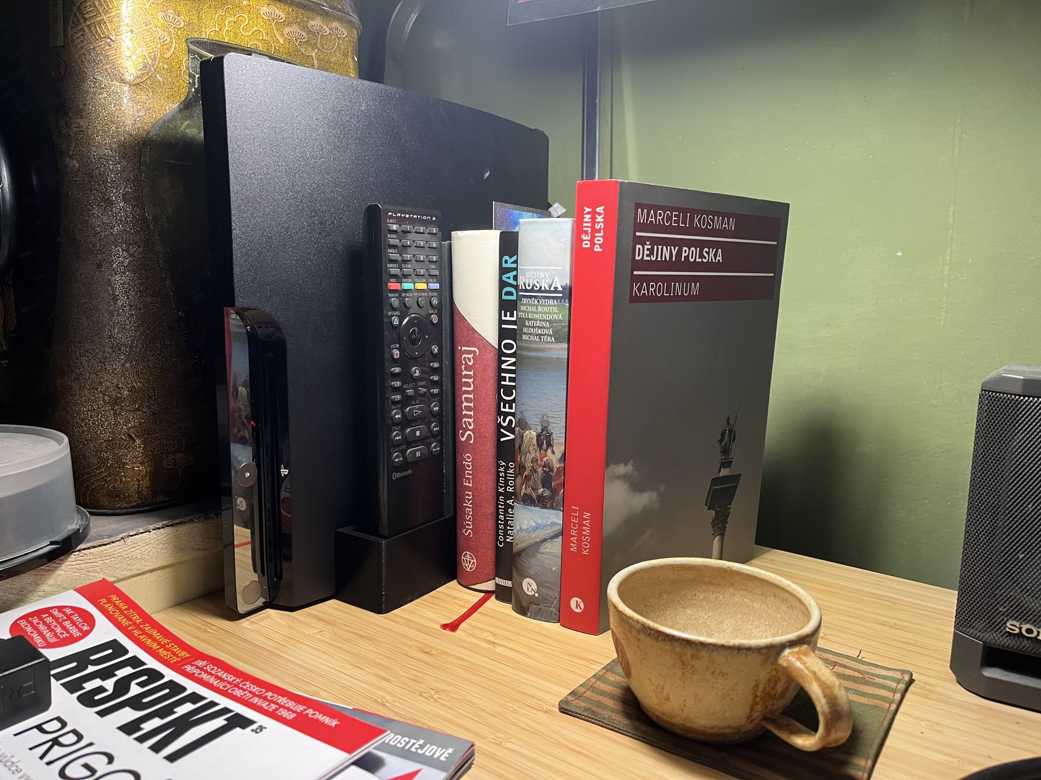 Giá đỡ PS3 đứng dọc với ngăn chứa điều khiển từ xa