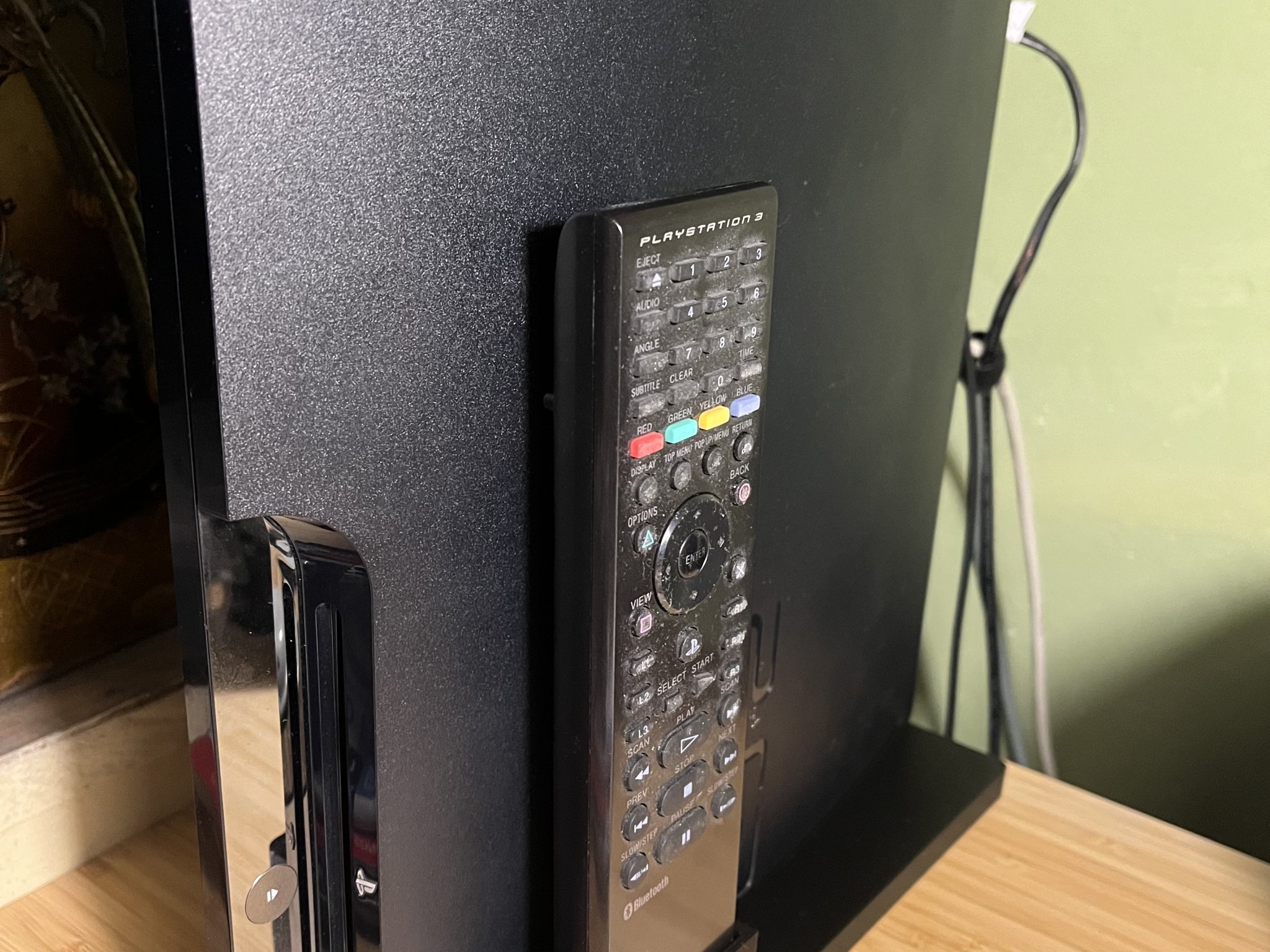 Giá đỡ PS3 đứng dọc với ngăn chứa điều khiển từ xa