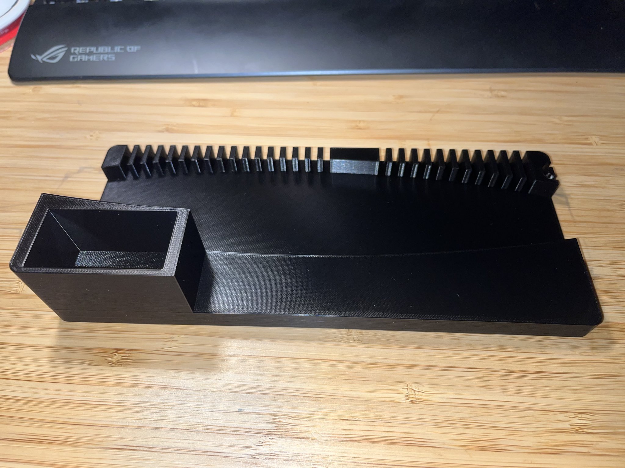 Giá đỡ PS3 đứng dọc với ngăn chứa điều khiển từ xa