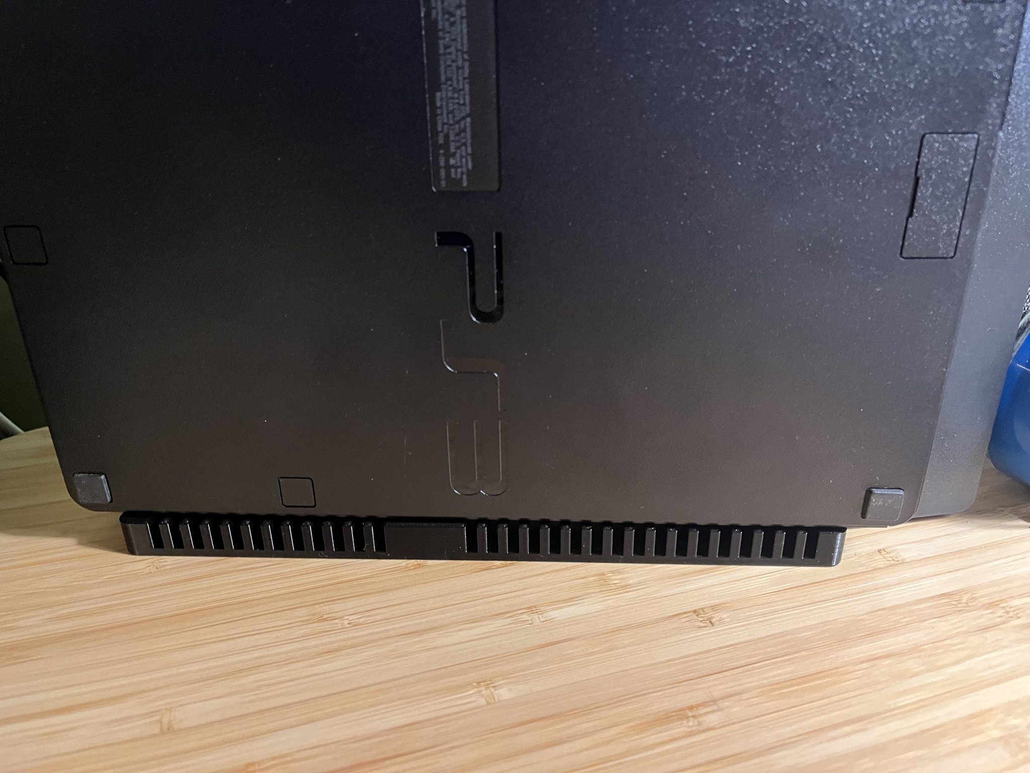 Giá đỡ PS3 đứng dọc với ngăn chứa điều khiển từ xa