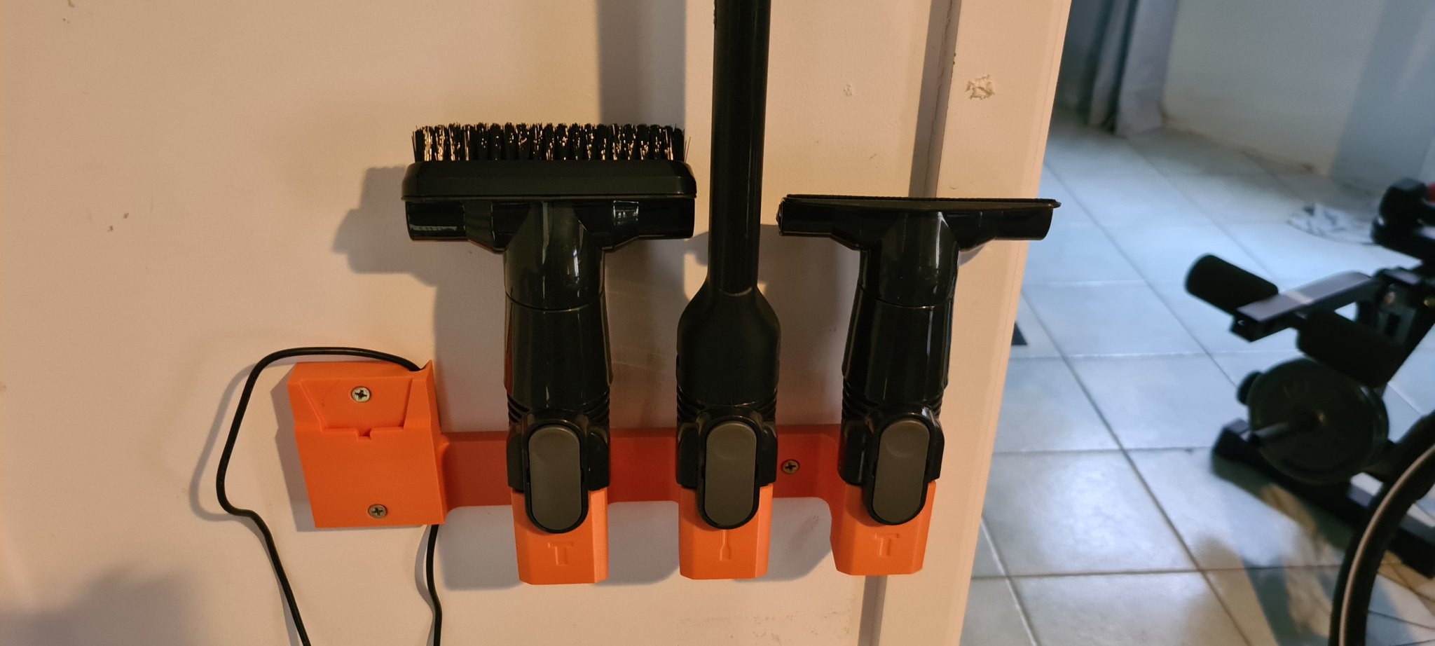 Giá đỡ treo tường Shark IZ202 với giá để dụng cụ