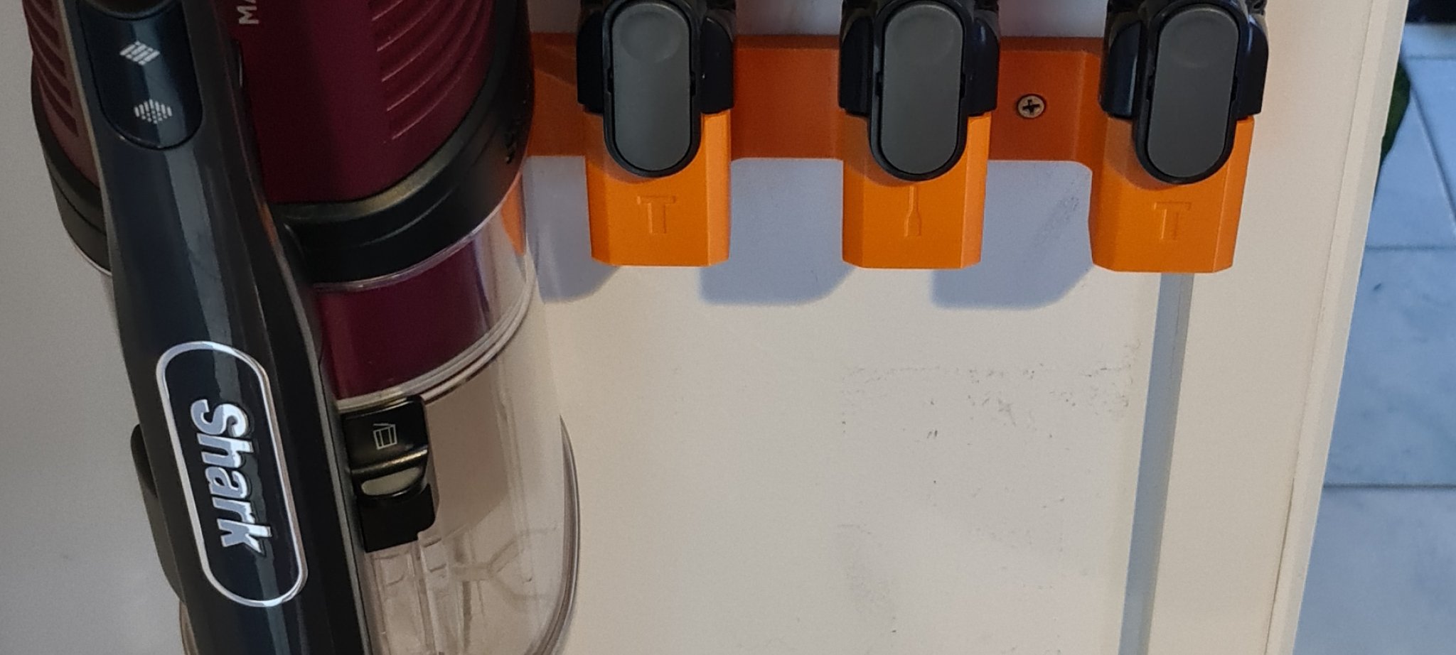 Giá đỡ treo tường Shark IZ202 với giá để dụng cụ