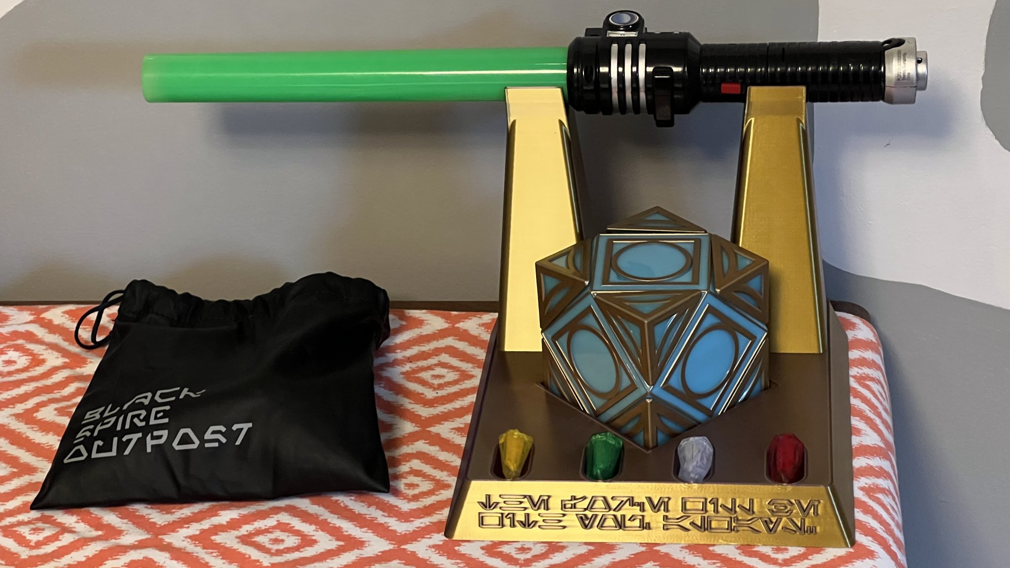 Giá đỡ Holocron Jedi từ Galaxy's Edge của Disney