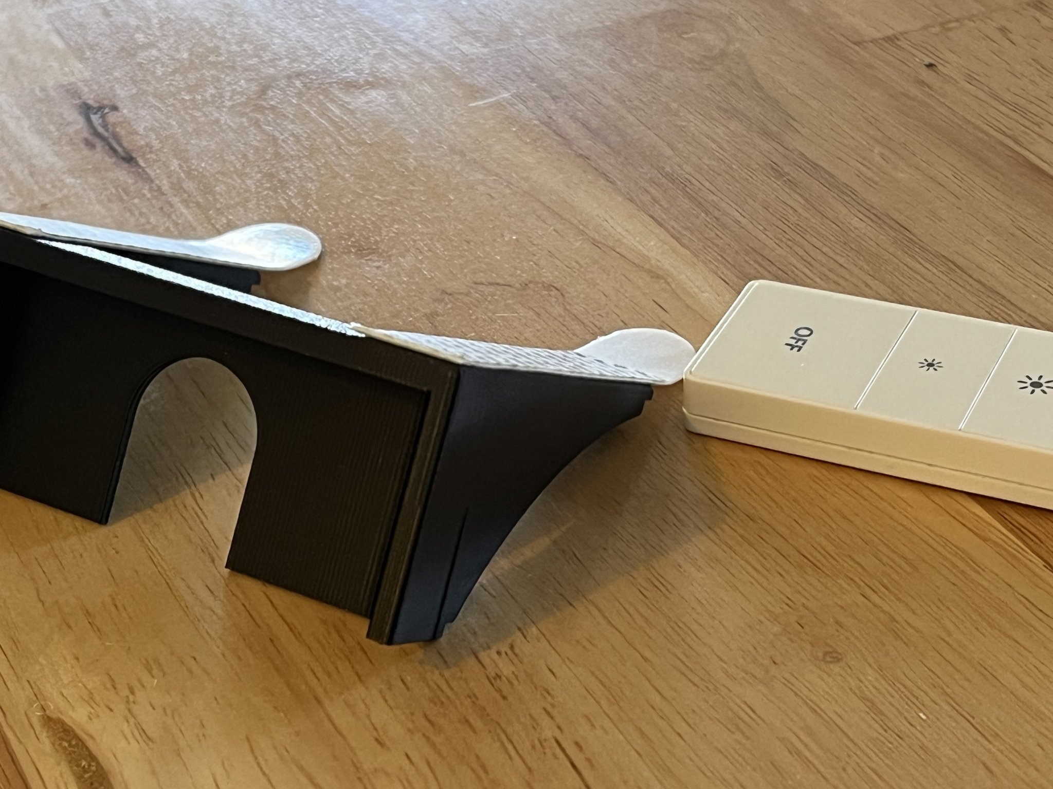 Giá đỡ công tắc dimmer Philips Hue v1 gắn dưới bàn