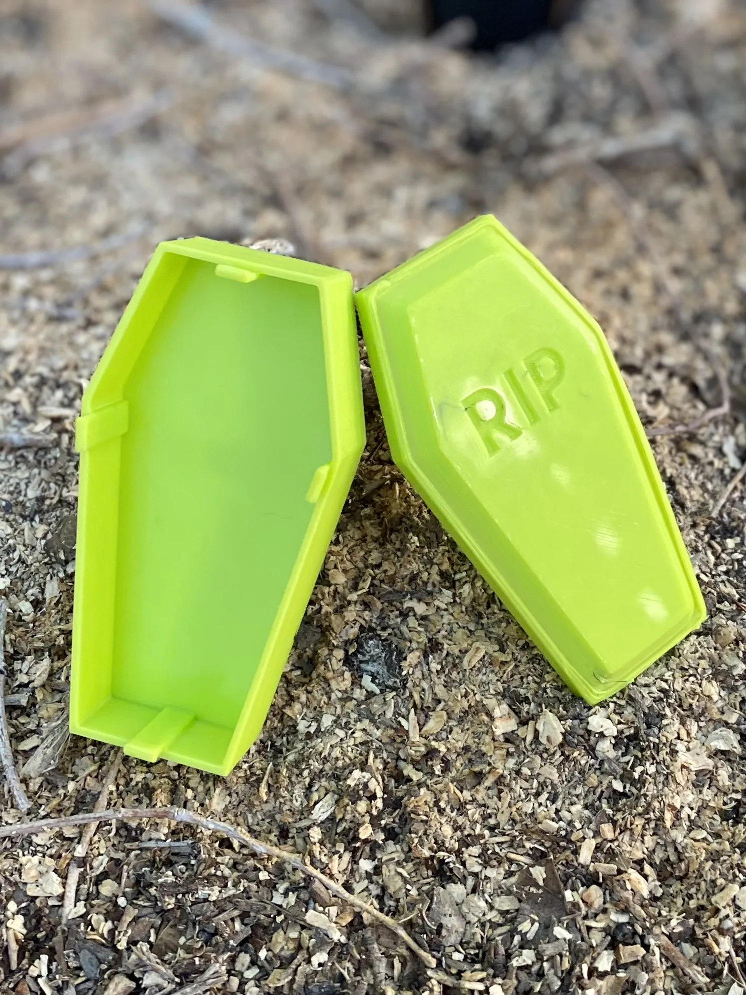 Quan tài có nắp 4 chốt với chữ RIP