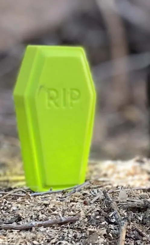 Quan tài có nắp 4 chốt với chữ RIP